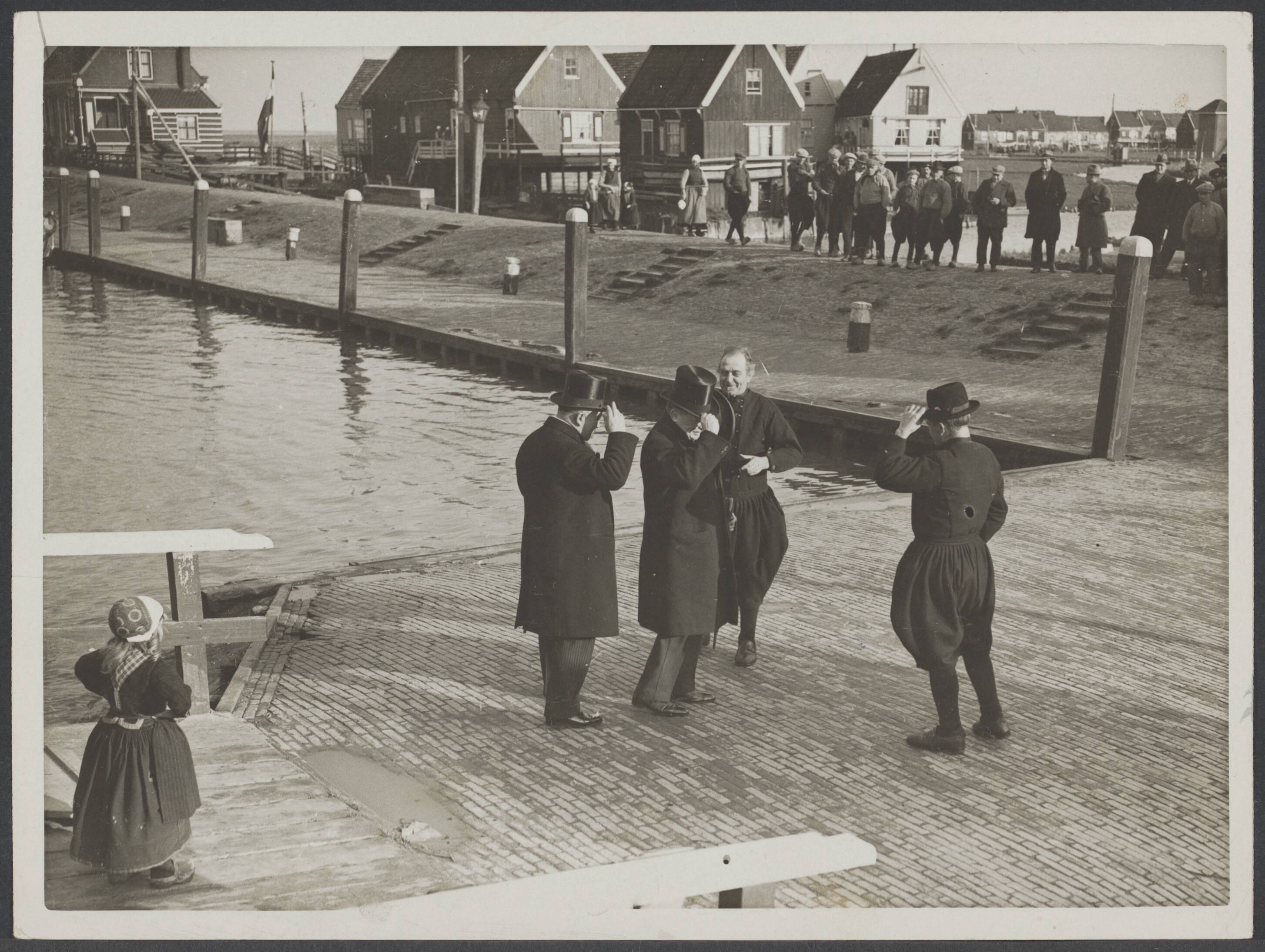 Marken — Marken. Heden werd door de Commissaris der Koningin in Noord-Holland het Buurthuis geopend en tevens de waterleiding in gebruikt gesteld. De Commissaris der Koningin jhr. mr. dr. A. Röell wordt door de burgemeester Tj. Heikes en wethouders begroet — Foto: N.V. Polygoon / Rechtenvrij. Licentie: Set B: Rechtenvrij / Publiek Domein. Bron: Nationaal Archief. http://hdl.handle.net/10648/229ead32-dfd5-4518-0b34-c806b29bb012