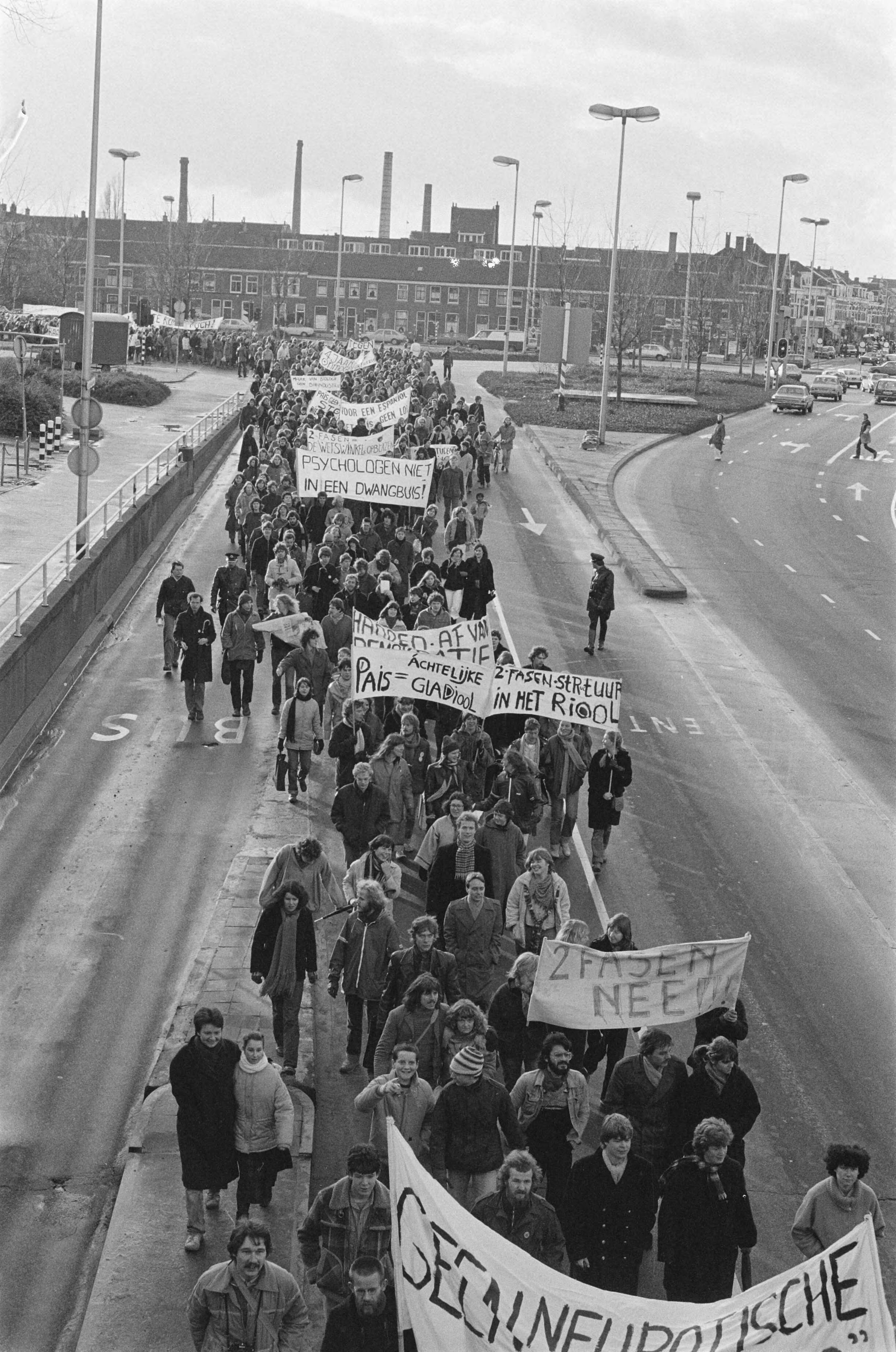 Fotocollectie Anefo — In Utrecht hebben studenten zaterdag gedemonstreerd tegen wetsontwep twee-fasenstructuur van Minister Pais — Foto: Bogaerts, Rob / Anefo. Licentie: Set B: Rechtenvrij / Publiek Domein. Bron: Nationaal Archief. http://hdl.handle.net/10648/acef0704-d0b4-102d-bcf8-003048976d84