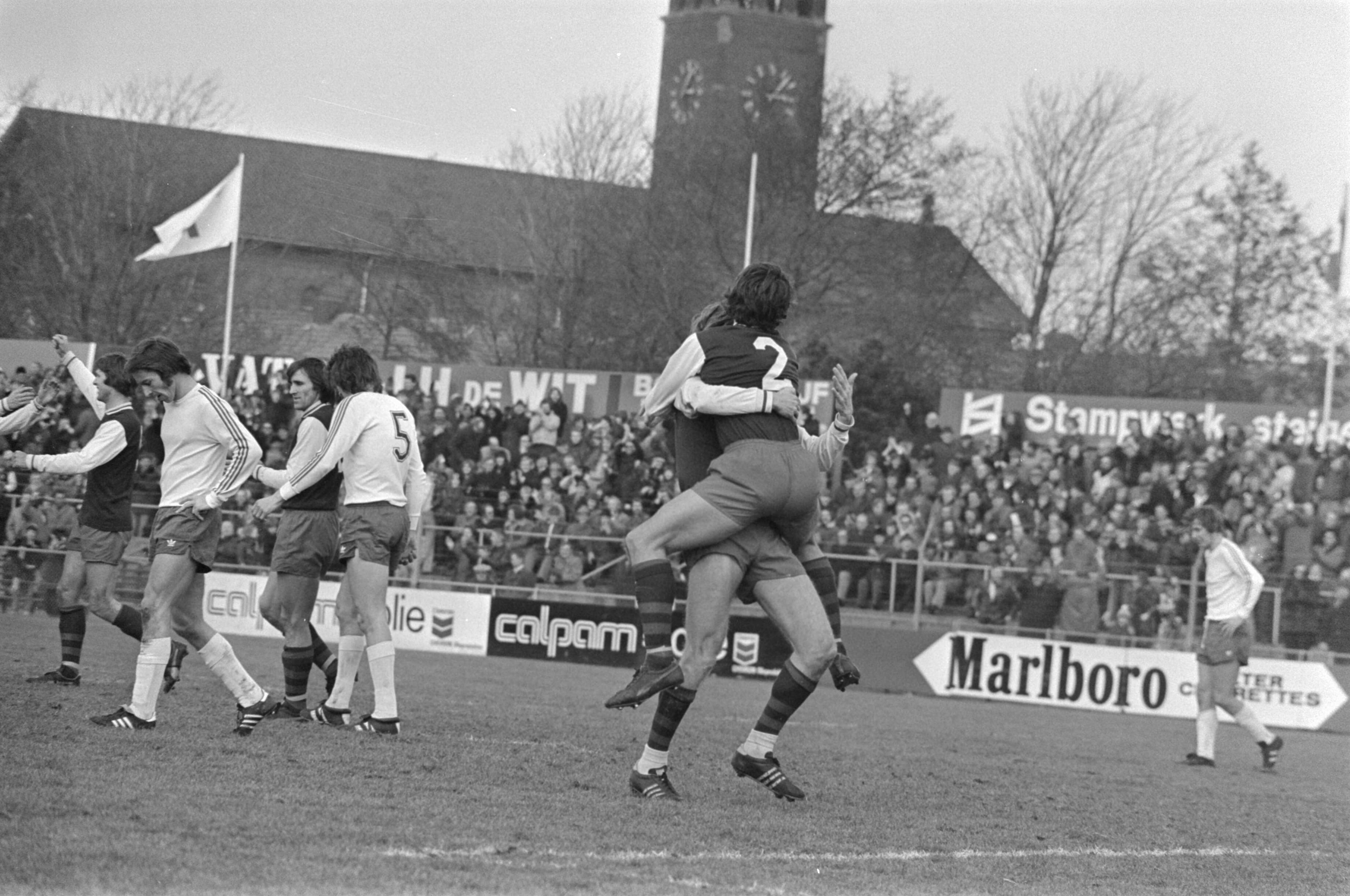 Fotocollectie Anefo — Haarlem tegen FC Groningen 3-0; Wentink (rechts) wordt gefeliciteerd na score — Foto: Bogaerts, Rob / Anefo. Licentie: Set B: Rechtenvrij / Publiek Domein. Bron: Nationaal Archief. http://hdl.handle.net/10648/ac7d3f20-d0b4-102d-bcf8-003048976d84