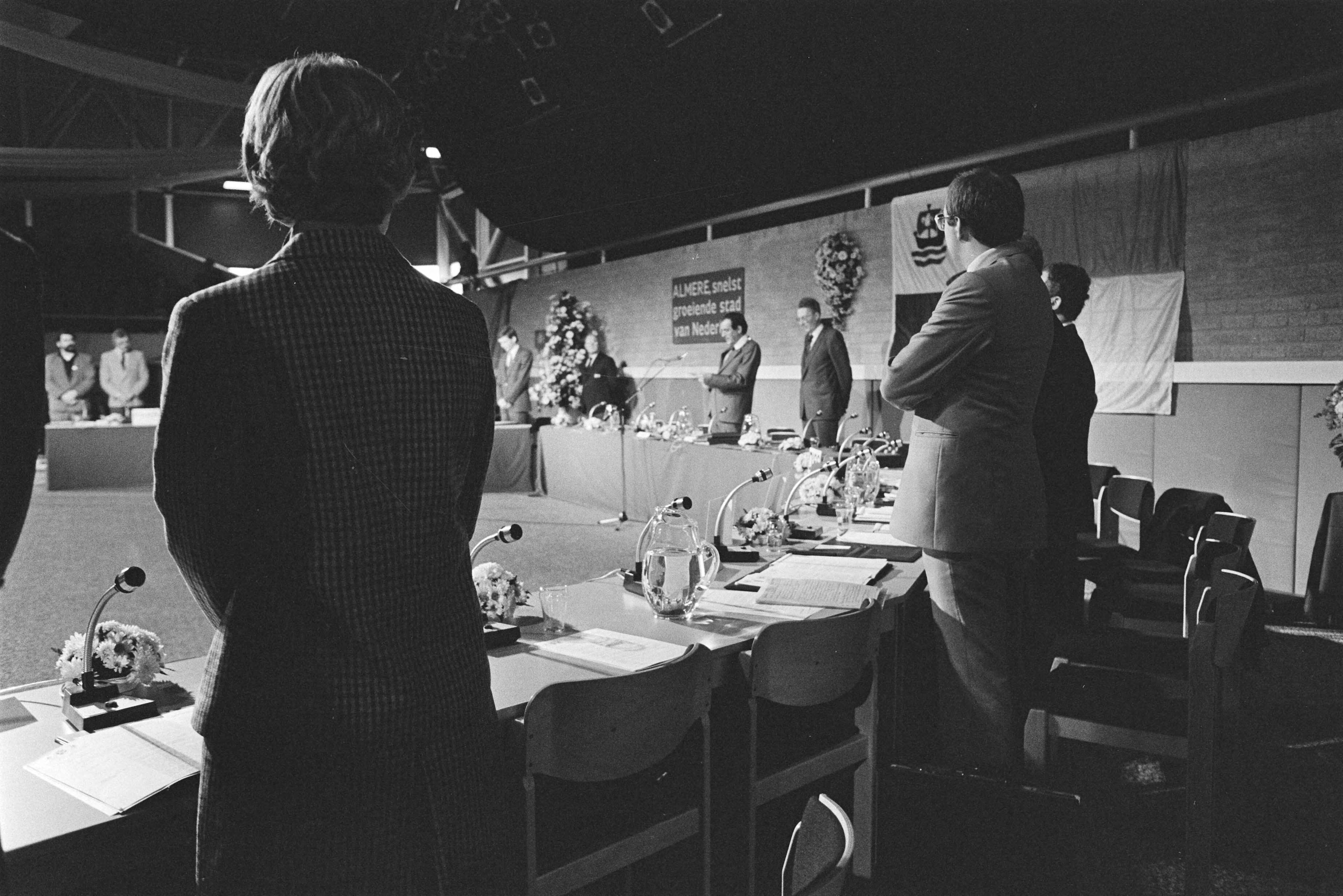 Fotocollectie Anefo — Installatie burgemeester en gemeenteraden Almere en Zeewolde (in Almere werden de 2 raadsleden van CP nog niet geinstalleerd) — Foto: Croes, Rob C. / Anefo. Licentie: Set B: Rechtenvrij / Publiek Domein. Bron: Nationaal Archief. http://hdl.handle.net/10648/ad32d16e-d0b4-102d-bcf8-003048976d84