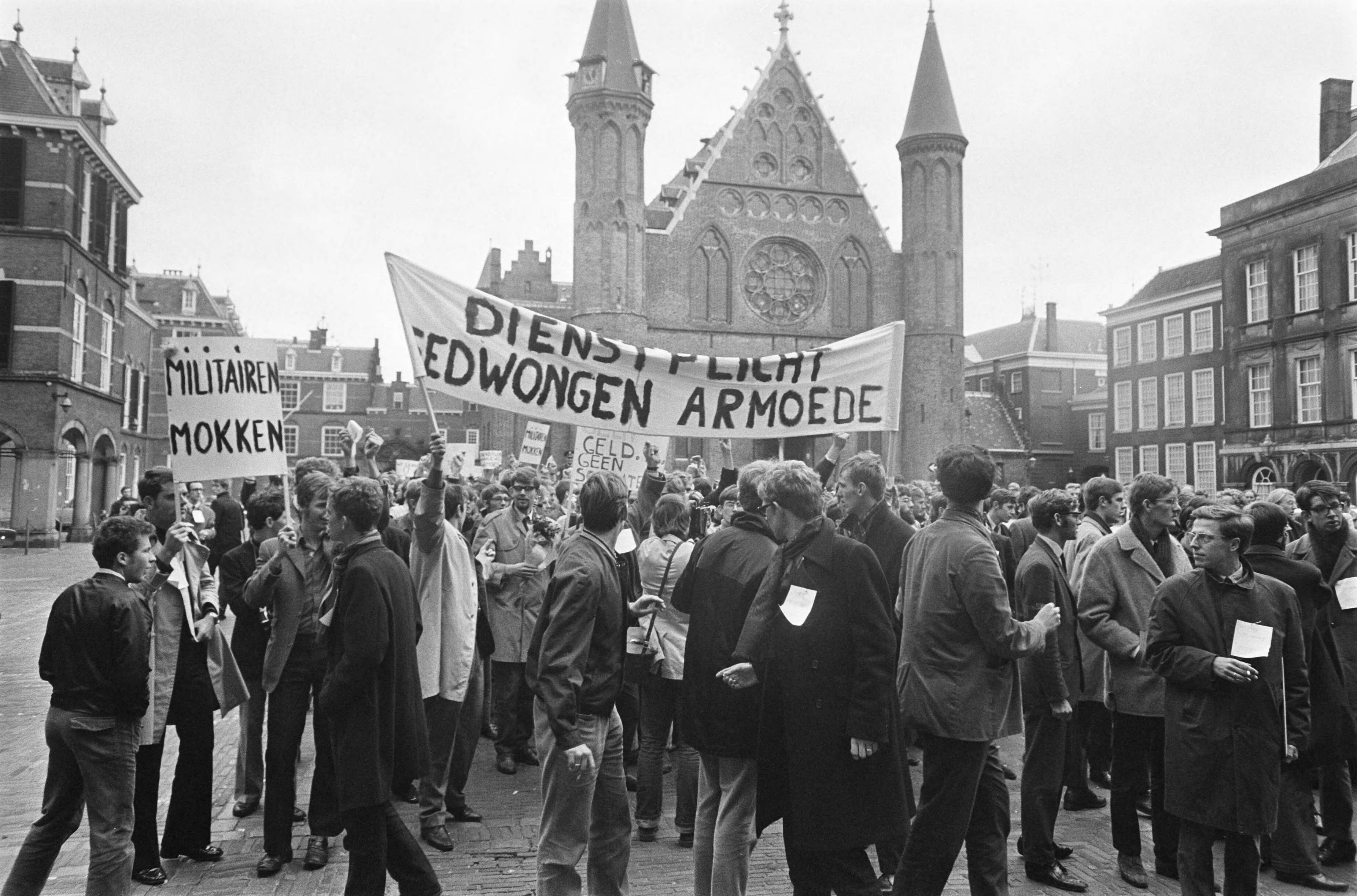 Fotocollectie Anefo — Dienstplichtige militairen demonstreren met borden voor meer salaris Den Haag . Demonstranten — Foto: Evers, Joost / Anefo. Licentie: Set B: Rechtenvrij / Publiek Domein. Bron: Nationaal Archief. http://hdl.handle.net/10648/ab7f32d6-d0b4-102d-bcf8-003048976d84