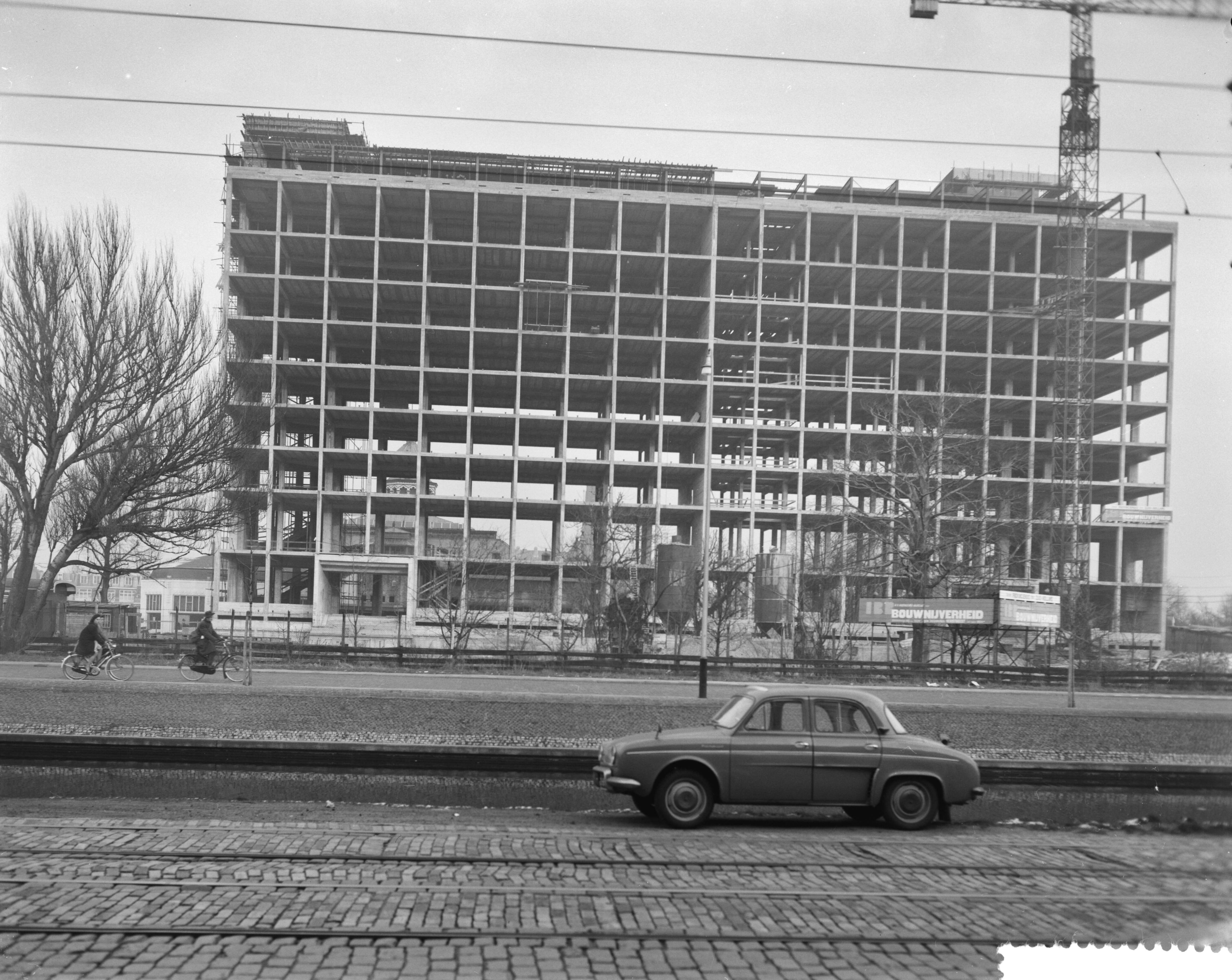 Fotocollectie Anefo — Nieuwe provinciehuis te Den Haag, provinciehuis in aanbouw — Foto: Bilsen, Joop van / Anefo. Licentie: Set B: Rechtenvrij / Publiek Domein. Bron: Nationaal Archief. http://hdl.handle.net/10648/a9c6320a-d0b4-102d-bcf8-003048976d84