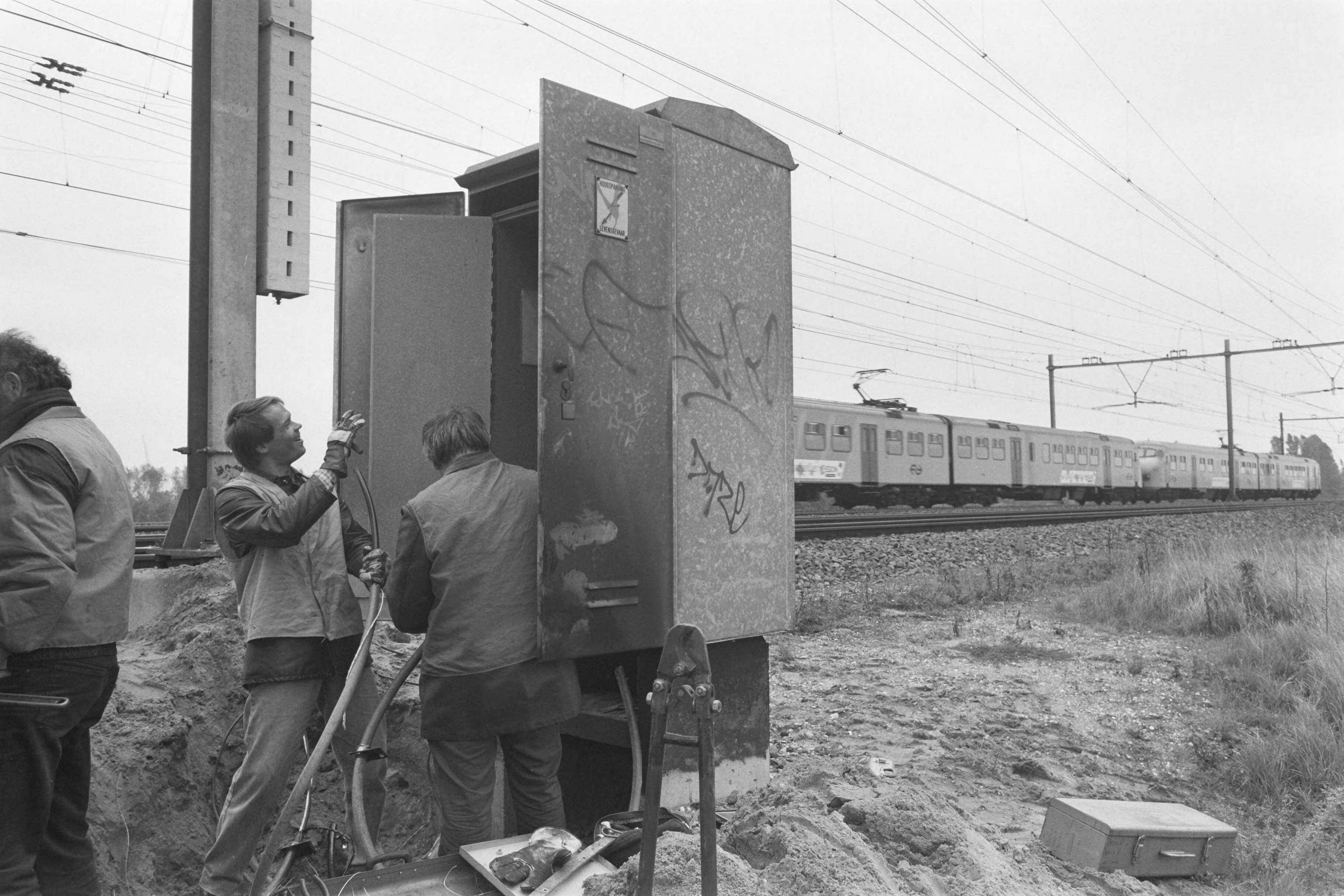 Fotocollectie Anefo — Sabotage aan relaiskasten NS spoortlijn Amsterdam Haarlem — Foto: Croes, Rob C. / Anefo. Licentie: Set B: Rechtenvrij / Publiek Domein. Bron: Nationaal Archief. http://hdl.handle.net/10648/ad650936-d0b4-102d-bcf8-003048976d84