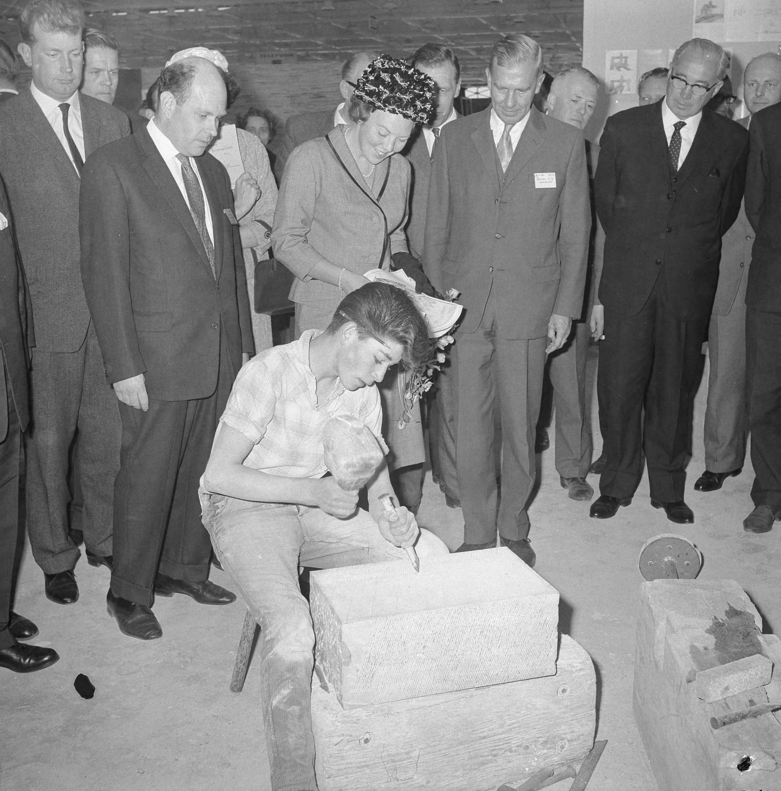 Fotocollectie Anefo — Prinses Beatrix bezocht de Nationale Beroepsmanifestatie te Utrecht — Foto: Nijs, Jac. de / Anefo. Licentie: Set B: Rechtenvrij / Publiek Domein. Bron: Nationaal Archief. http://hdl.handle.net/10648/aa35c0fc-d0b4-102d-bcf8-003048976d84