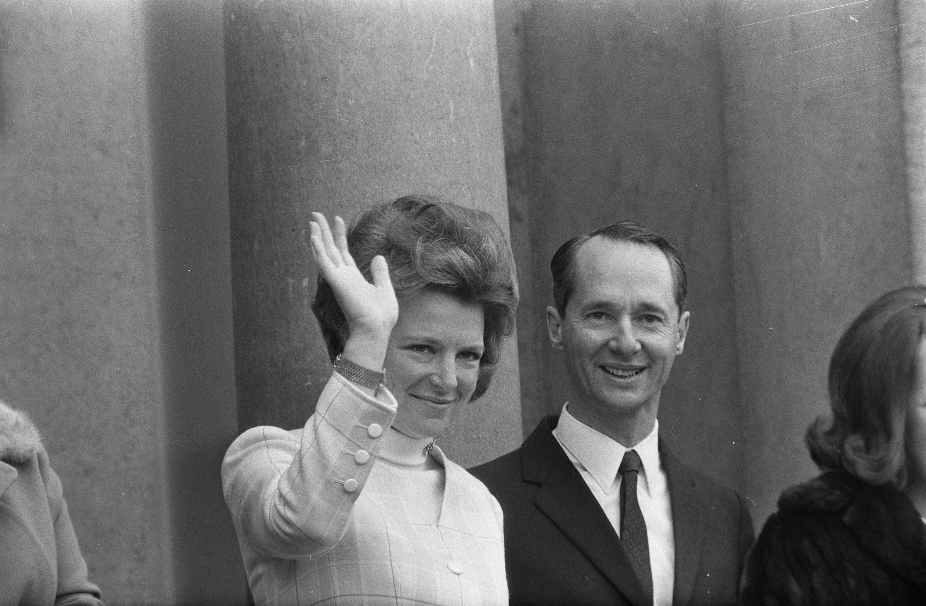 Koninginnedag, defile Soestdijk — Prinses Irene (l) en prins Carel Hugo van Bourbon Parma (r) — Foto: Fotograaf Onbekend / Anefo. Licentie: Set B: Rechtenvrij / Publiek Domein. Bron: Nationaal Archief. http://hdl.handle.net/10648/ab95b920-d0b4-102d-bcf8-003048976d84