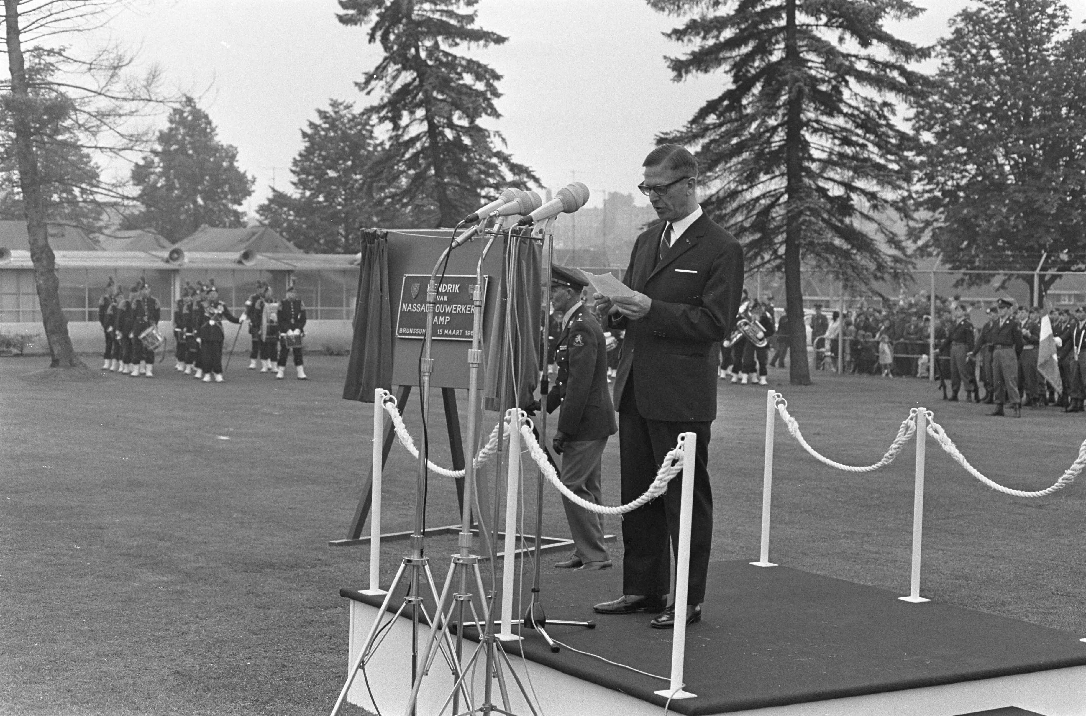 Fotocollectie Anefo — Officiele opening NAVO-Hoofdkwartier te Brunssum — Foto: Kroon, Ron / Anefo. Licentie: Set B: Rechtenvrij / Publiek Domein. Bron: Nationaal Archief. http://hdl.handle.net/10648/ab1ab798-d0b4-102d-bcf8-003048976d84