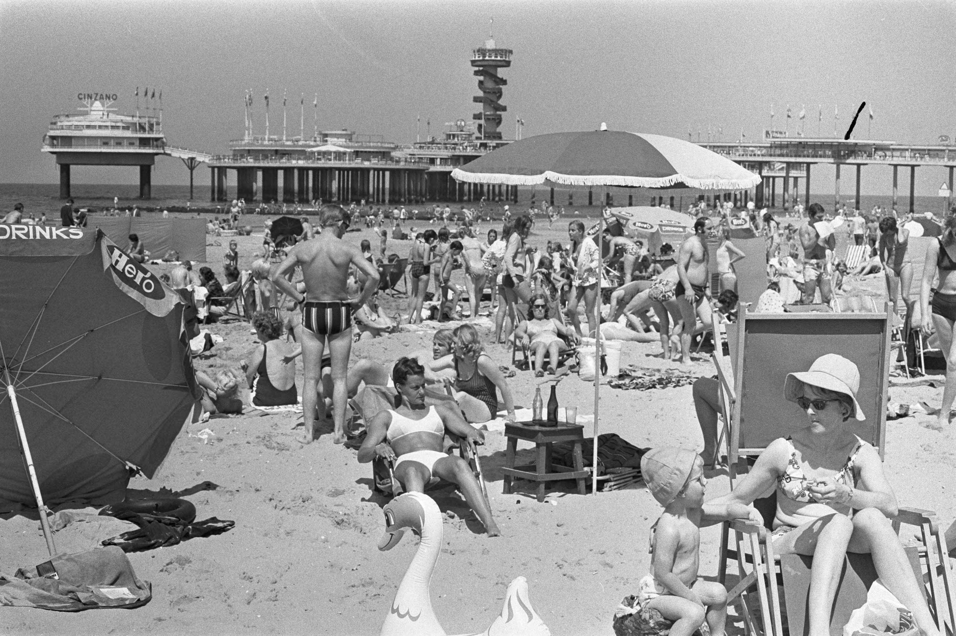 Fotocollectie Anefo — Strandleven Scheveningen, op achtergrond de pier — Foto: Mieremet, Rob / Anefo. Licentie: Set B: Rechtenvrij / Publiek Domein. Bron: Nationaal Archief. http://hdl.handle.net/10648/abef42ec-d0b4-102d-bcf8-003048976d84