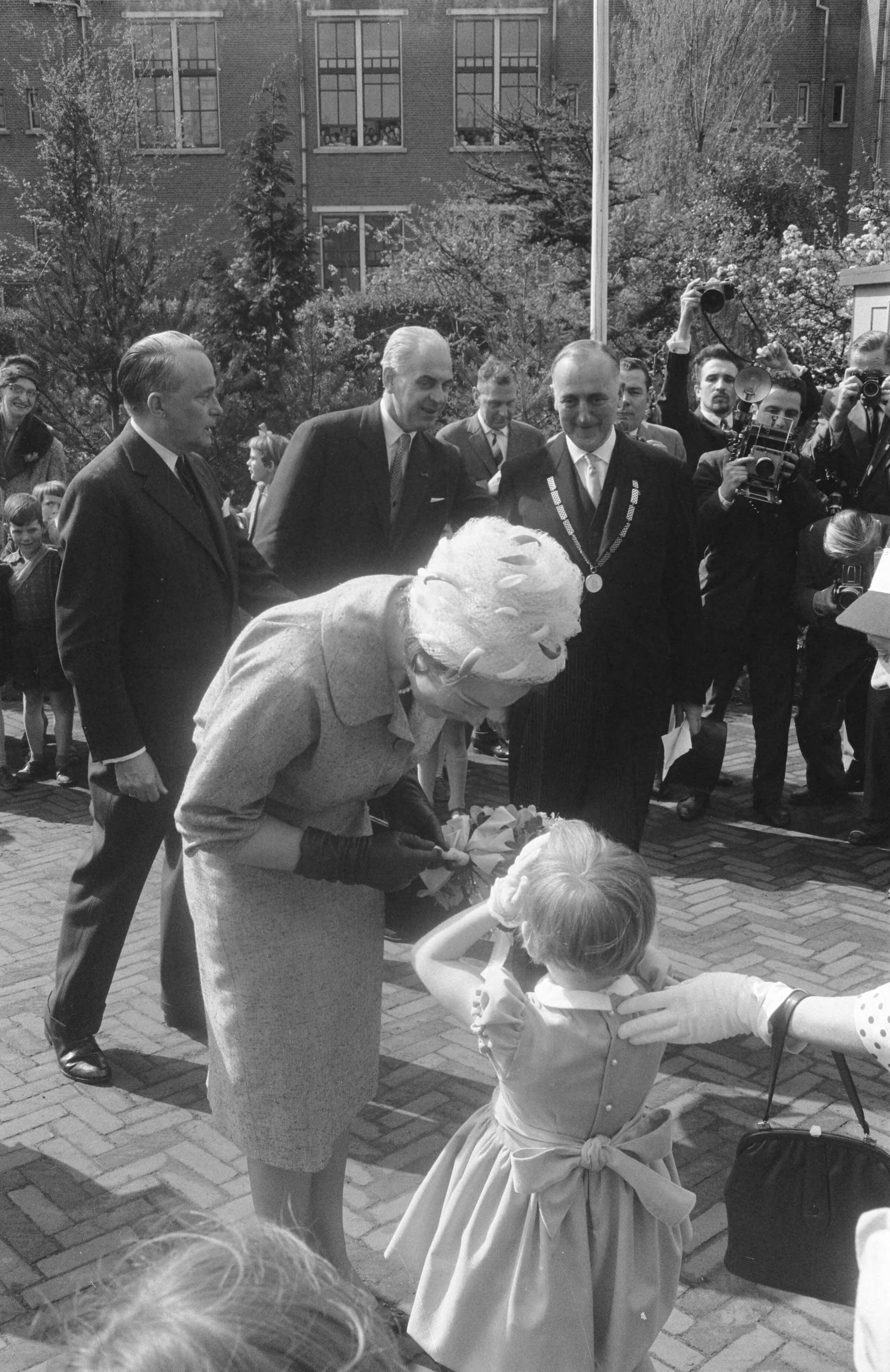 Fotocollectie Anefo — Opening door prinses Irene van de Flora Nova te Boskoop. Prinses krijgt bloemen aangeboden door de 4-jarige Marlene Vuyk [volgens andere krantenberichten Linda Grootendorst] — Foto: Pot, Harry / Anefo. Licentie: Set B: Rechtenvrij / Publiek Domein. Bron: Nationaal Archief. http://hdl.handle.net/10648/a9d0cec2-d0b4-102d-bcf8-003048976d84