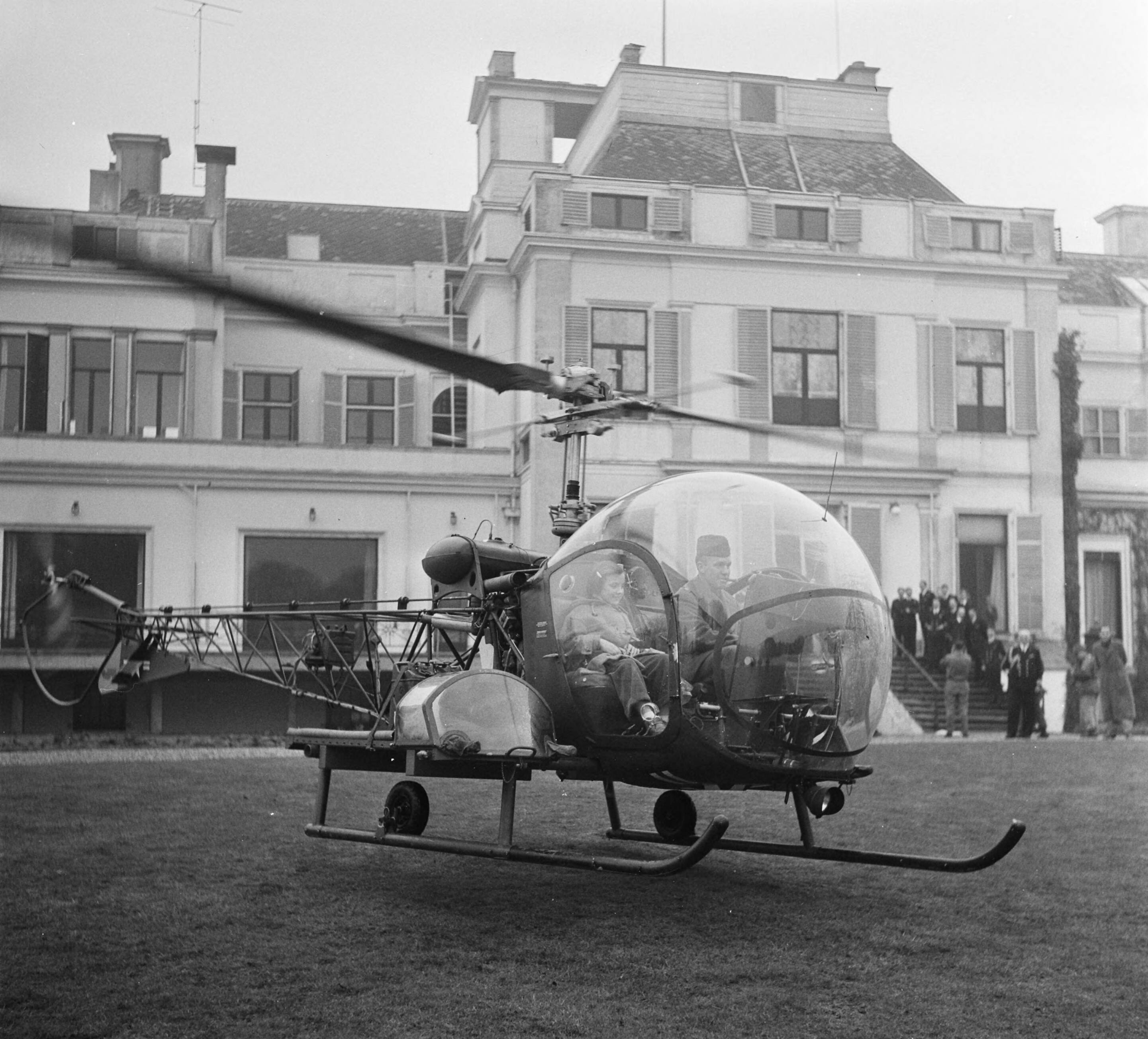 Fotocollectie Anefo — Afscheidsbezoek helicopters op Soestdijk — Foto: Noske, J.D. / Anefo. Licentie: Set B: Rechtenvrij / Publiek Domein. Bron: Nationaal Archief. http://hdl.handle.net/10648/a906cc94-d0b4-102d-bcf8-003048976d84