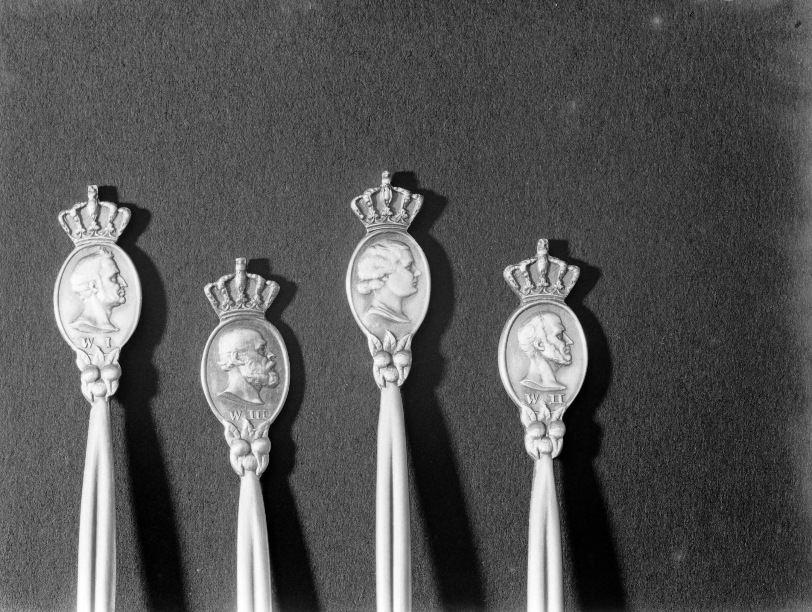 Productfoto's; zilverwerk — Lepeltjes met de koningen Willem I, Willem II en Willem III en prinses Juliana van de fa. Gerritsen & Van Kempen in Zeist — Foto: Poll, Willem van de. Licentie: Set B: Rechtenvrij / Publiek Domein. Bron: Nationaal Archief. http://hdl.handle.net/10648/ae9e5938-d0b4-102d-bcf8-003048976d84