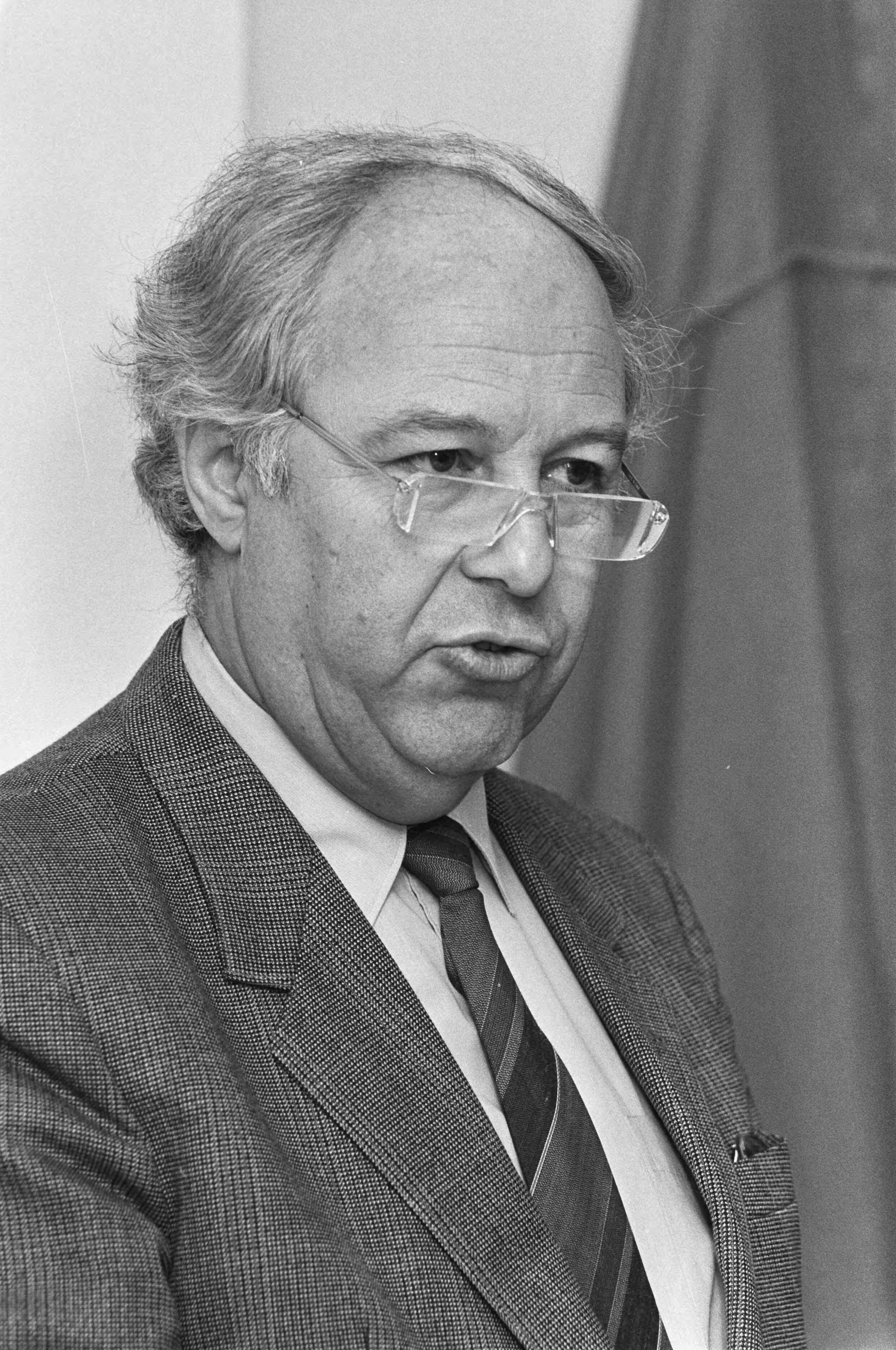 Fotocollectie Anefo — Presentatie literatuurpostzegels (Huygens en Multatuli) in Den Haag ; prof. Van de Berg , kop — Foto: Bogaerts, Rob / Anefo. Licentie: Set B: Rechtenvrij / Publiek Domein. Bron: Nationaal Archief. http://hdl.handle.net/10648/ad5dbb5e-d0b4-102d-bcf8-003048976d84