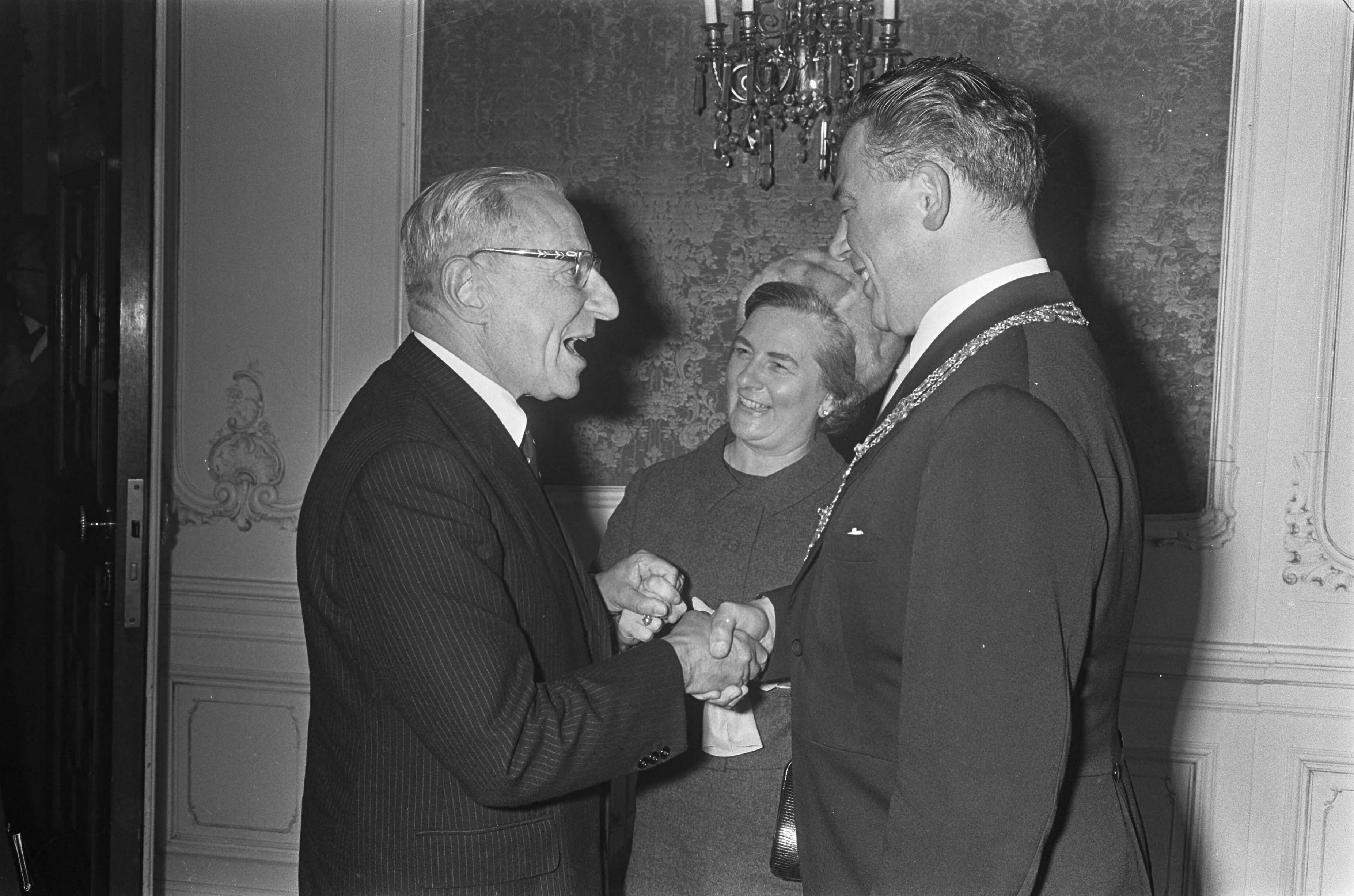 Fotocollectie Anefo — Mr. V.G.M. Marijnen , burgemeester Den Haag oud premier de Quaij (links) kwam de nieuwe burgemeester en echtgenote feliciteren — Foto: Koch, Eric / Anefo. Licentie: Set B: Rechtenvrij / Publiek Domein. Bron: Nationaal Archief. http://hdl.handle.net/10648/ab511248-d0b4-102d-bcf8-003048976d84