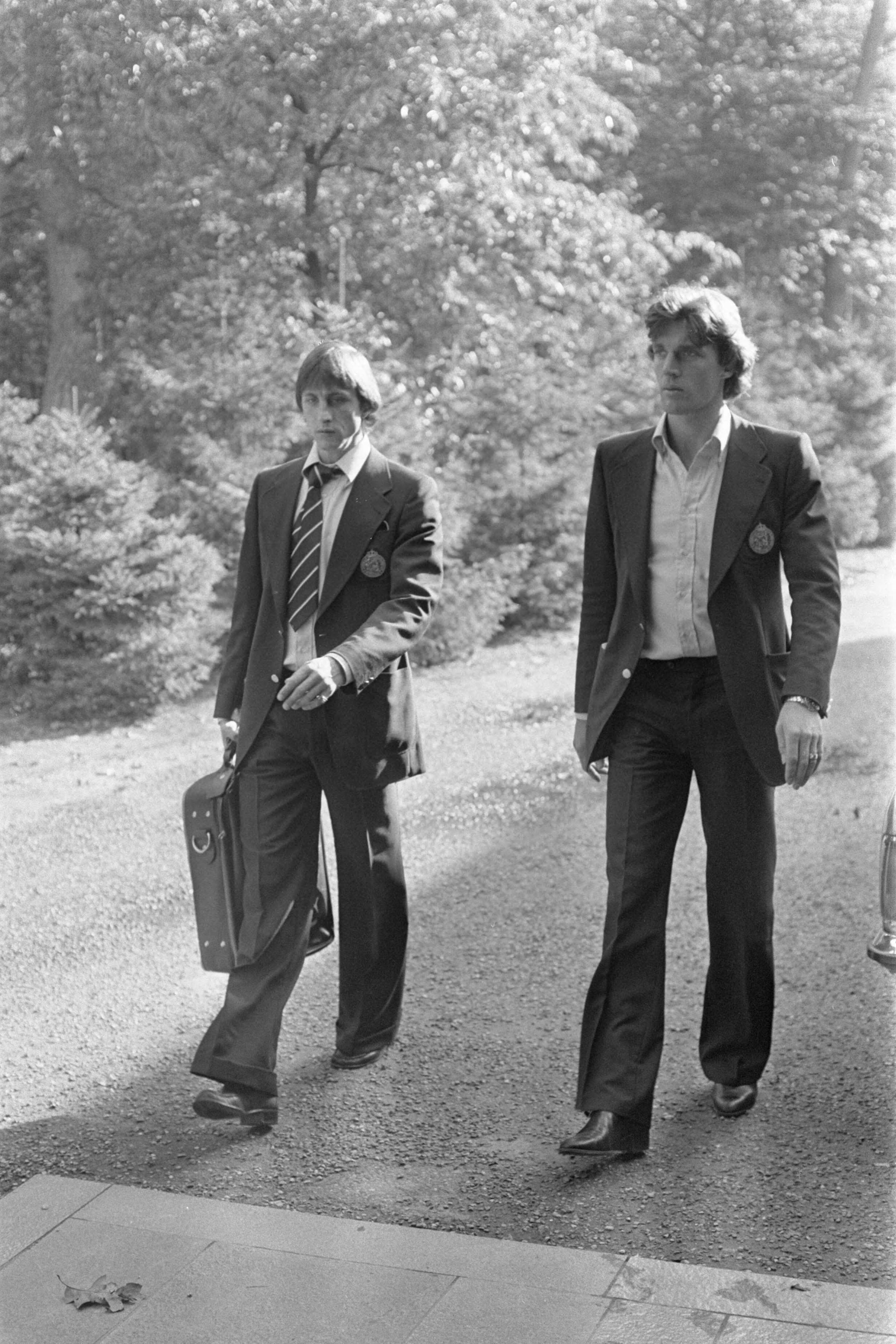 Fotocollectie Anefo — Selectie Nederlands elftal in Zeist bijeen; Johan Cruijff en Ruud Krol (r) — Foto: Suyk, Koen / Anefo. Licentie: Set B: Rechtenvrij / Publiek Domein. Bron: Nationaal Archief. http://hdl.handle.net/10648/aca50988-d0b4-102d-bcf8-003048976d84