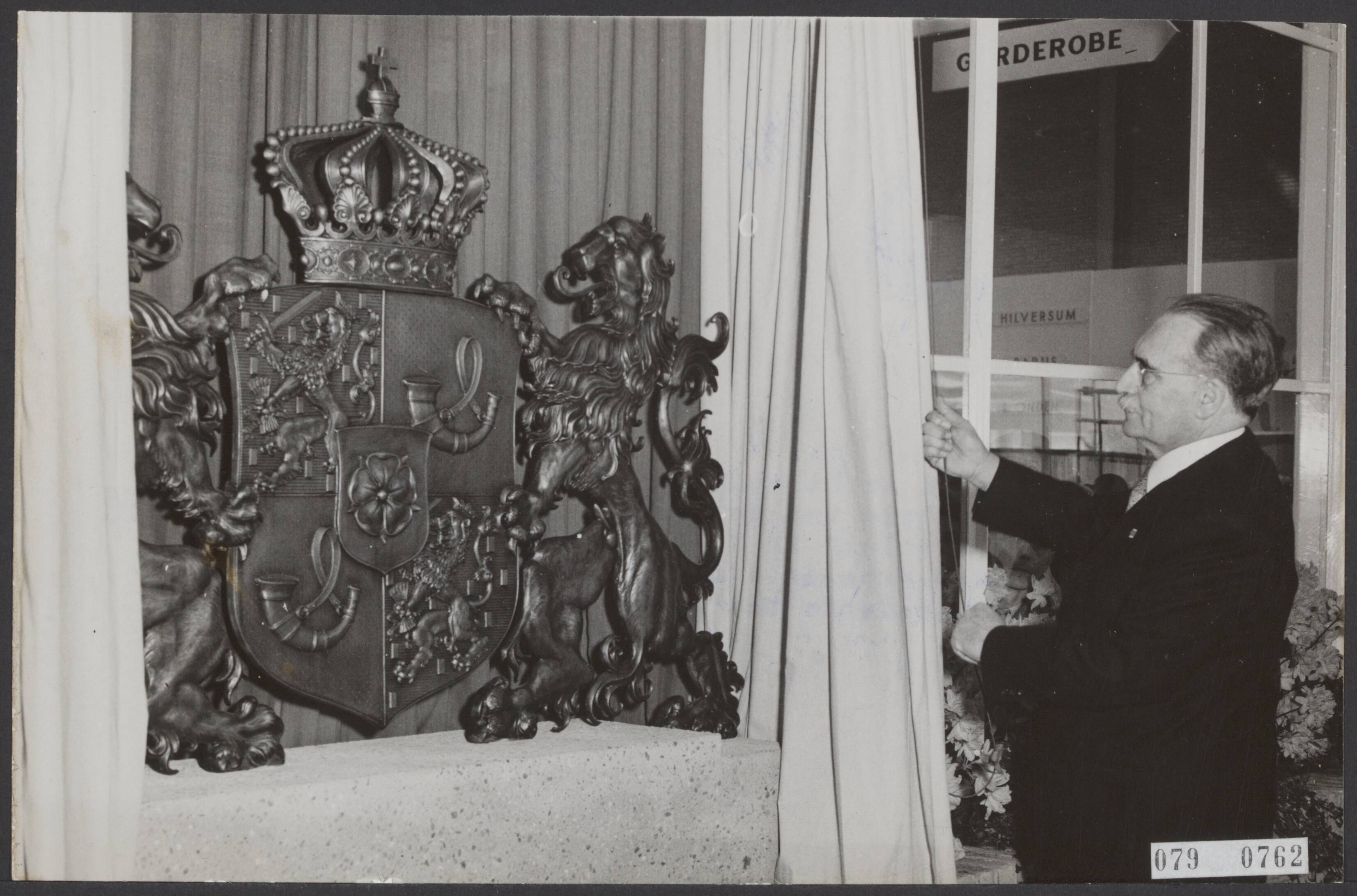 Fotocollectie Elsevier Binnenland — Opening Voorjaarsbeurs te Utecht. Op de terreinen van de Kroezelaan in de nieuwe Prinses Margriethal werd door minister-president W. Dreen een placquette onthuld voorstellende het wapen van prinses Margriet — Foto: Fotograaf Onbekend / Anefo. Licentie: Set B: Rechtenvrij / Publiek Domein. Bron: Nationaal Archief. http://hdl.handle.net/10648/ae19693a-d0b4-102d-bcf8-003048976d84