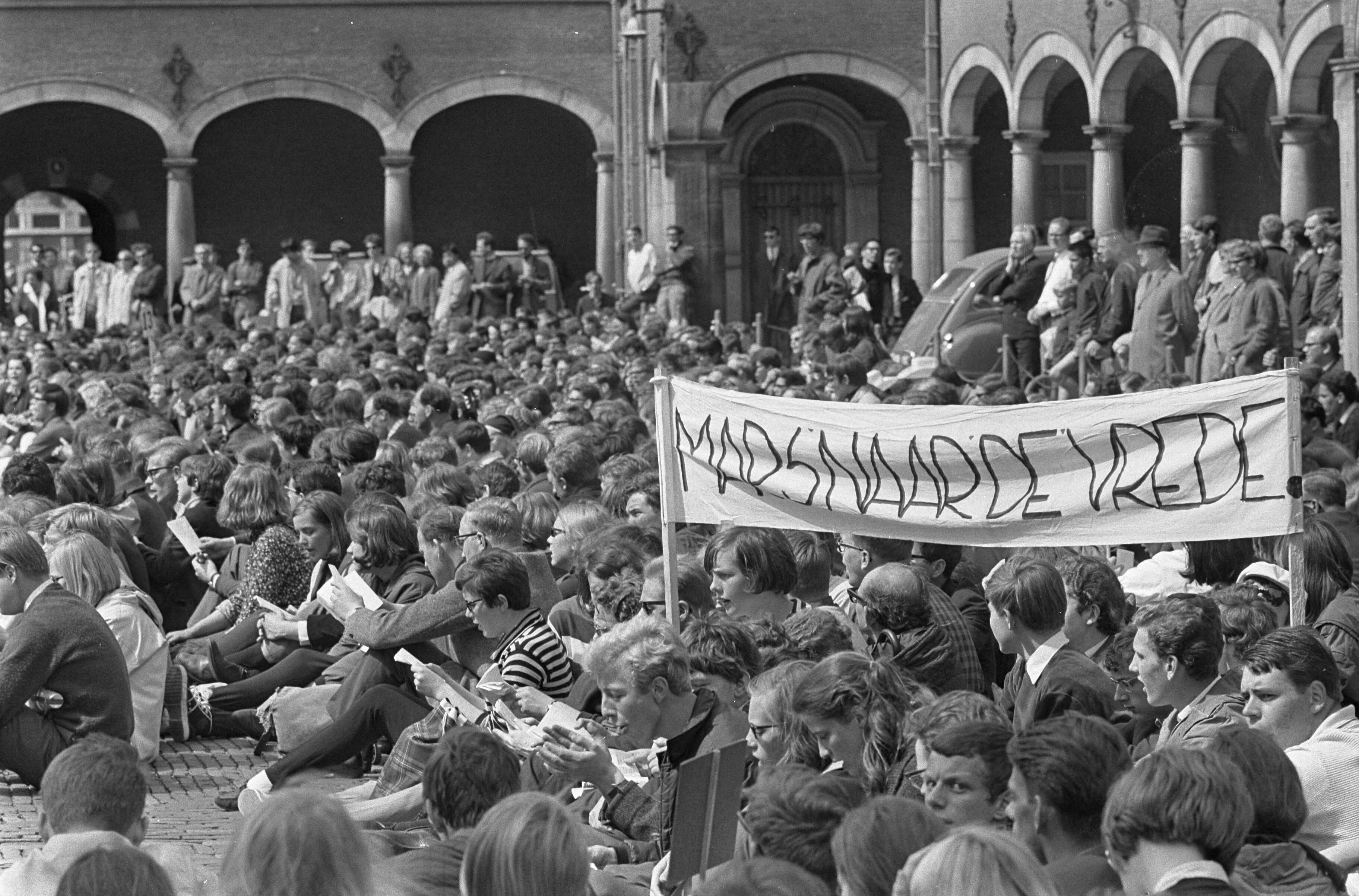 Fotocollectie Anefo — Vredesmars van Rotterdam naar Den Haag , op het Binnenhof meer dan duizend jongeren op de grond van het Binnenhof — Foto: Kroon, Ron / Anefo. Licentie: Set B: Rechtenvrij / Publiek Domein. Bron: Nationaal Archief. http://hdl.handle.net/10648/ab18fa02-d0b4-102d-bcf8-003048976d84