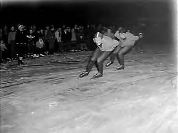 Fotocollectie Anefo — Eerste schaatswedstrijden Den Haag. Egbert van 't Oever en Wim de Graaff — Foto: Pot, Harry / Anefo. Licentie: Set B: Rechtenvrij / Publiek Domein. Bron: Nationaal Archief. http://hdl.handle.net/10648/a95331f6-d0b4-102d-bcf8-003048976d84