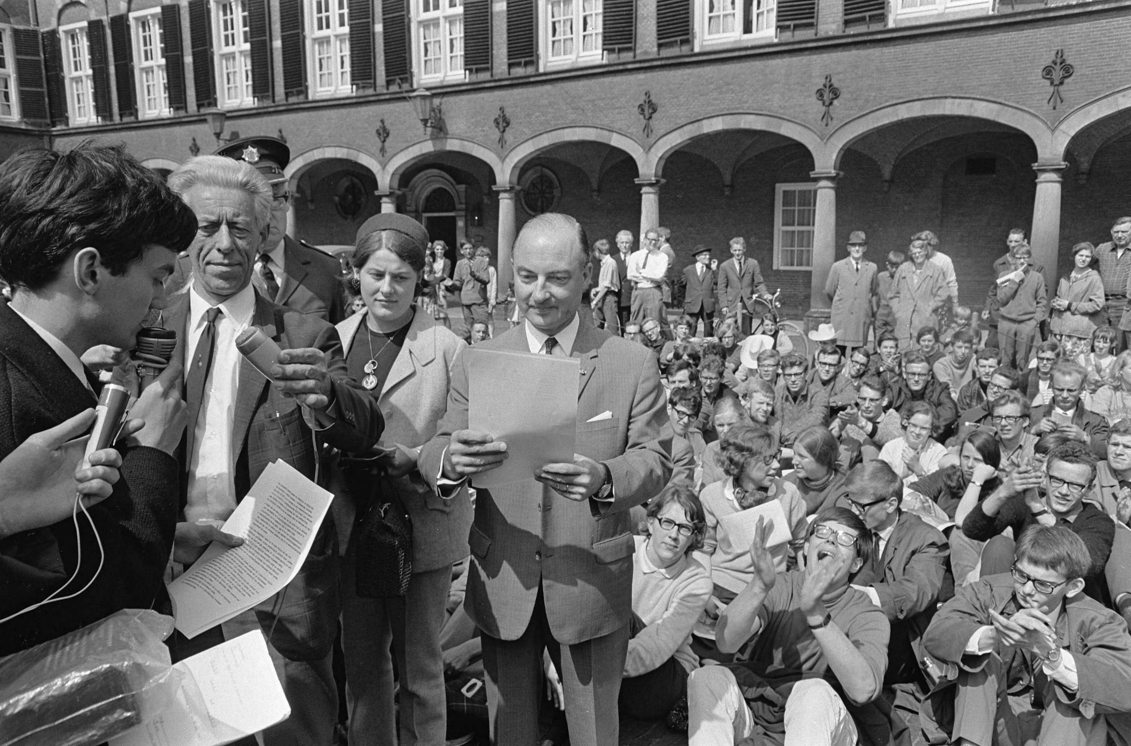 Fotocollectie Anefo — Vredesmars van Rotterdam naar Den Haag , op het Binnenhof — Foto: Kroon, Ron / Anefo. Licentie: Set B: Rechtenvrij / Publiek Domein. Bron: Nationaal Archief. http://hdl.handle.net/10648/ab18fcaa-d0b4-102d-bcf8-003048976d84