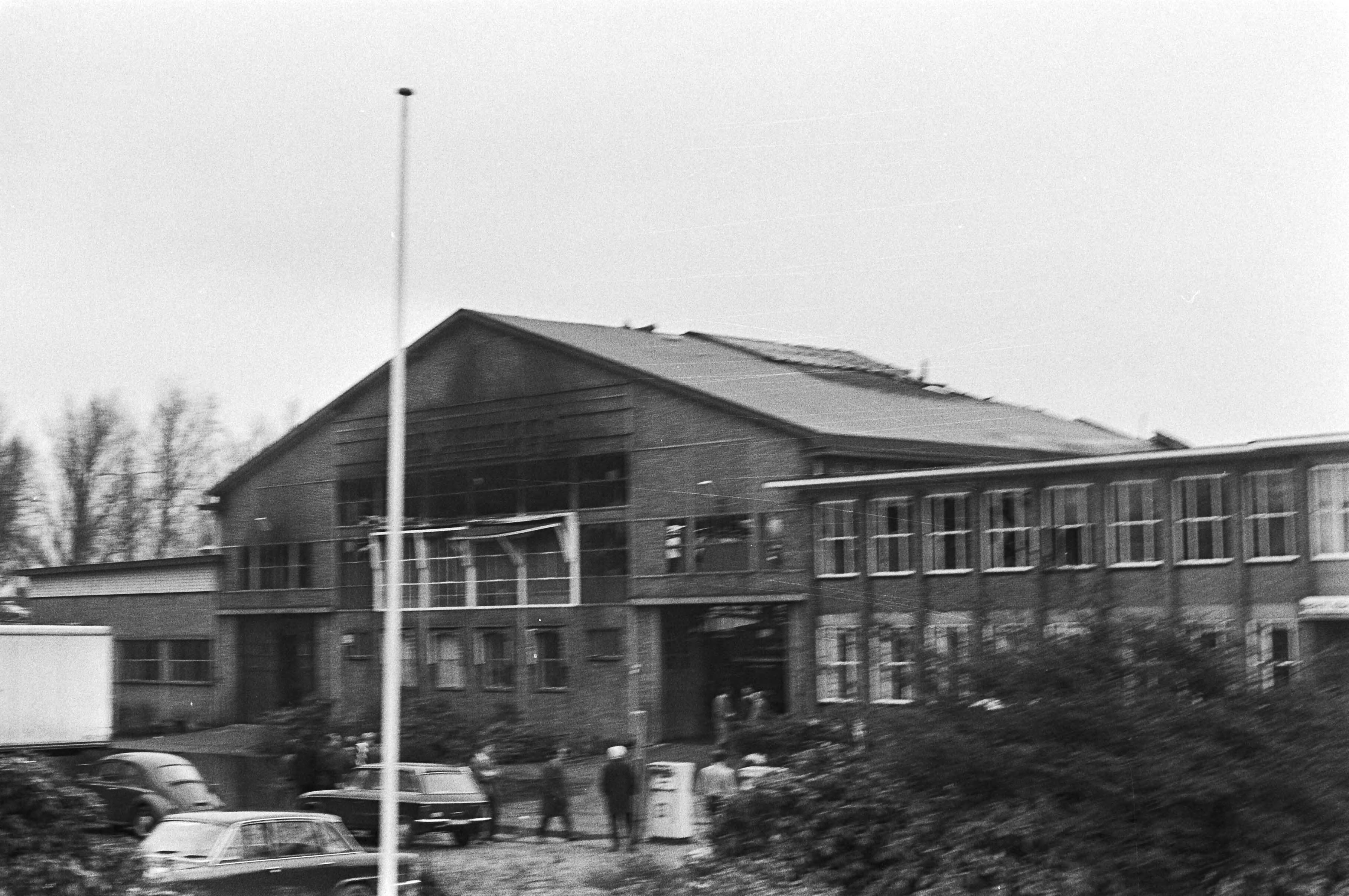 Fotocollectie Anefo — Brand in frabriekshal van British Leyland Nederland CV (voorheen autoindustrie Verheul NV) te Gouda, nabij Waddinxveen — Foto: Punt, W. / Anefo. Licentie: Set B: Rechtenvrij / Publiek Domein. Bron: Nationaal Archief. http://hdl.handle.net/10648/abacb350-d0b4-102d-bcf8-003048976d84