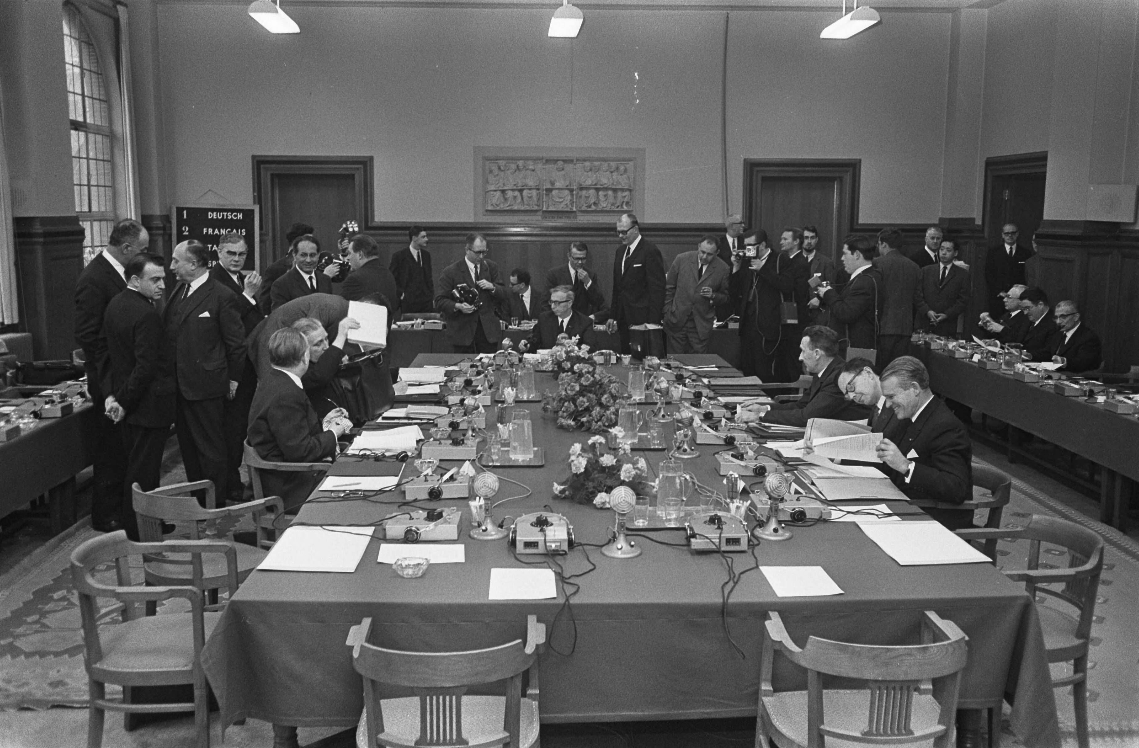 Fotocollectie Anefo — Ministers van Financien van EEG bijeen in Vredespaleis te Den Haag , overzicht vergadering — Foto: Koch, Eric / Anefo. Licentie: Set B: Rechtenvrij / Publiek Domein. Bron: Nationaal Archief. http://hdl.handle.net/10648/ab0c806a-d0b4-102d-bcf8-003048976d84