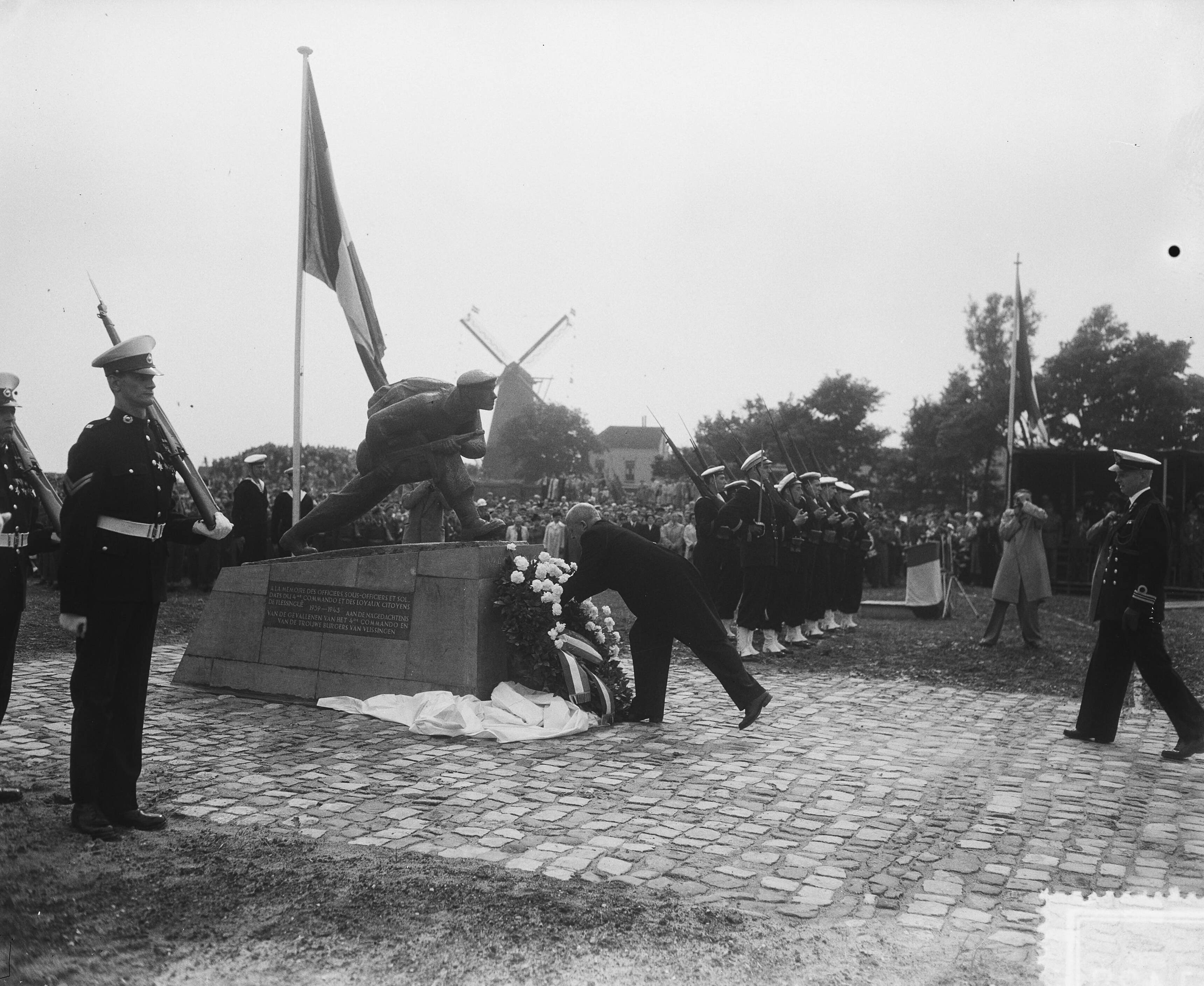 Fotocollectie Anefo — Oorlogsmonument voor de Britse No. 4 Commando in Vlissingen onthuld. OMinister van Oorlog en Marine ir. C. Staf legt een krans — Foto: Pot, Harry / Anefo. Licentie: Set B: Rechtenvrij / Publiek Domein. Bron: Nationaal Archief. http://hdl.handle.net/10648/a8fabd78-d0b4-102d-bcf8-003048976d84