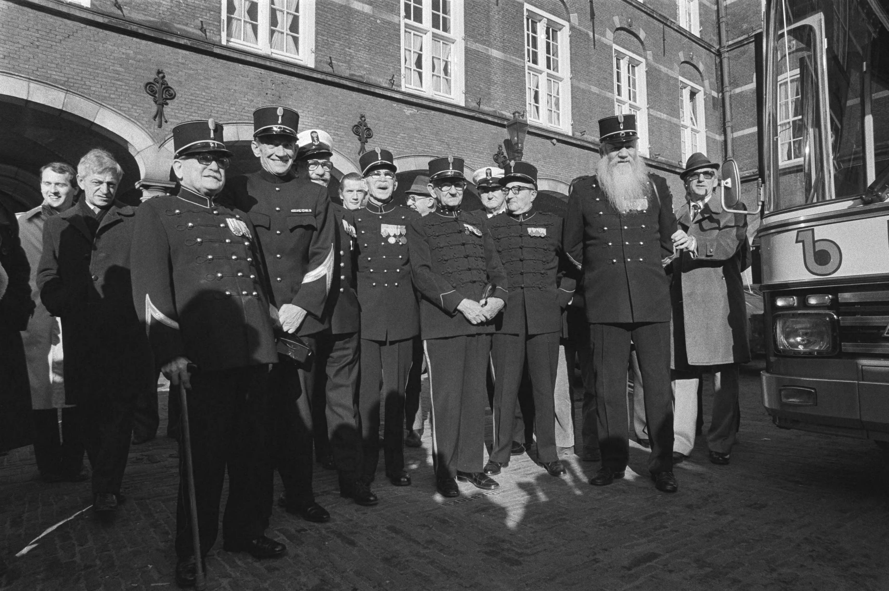 Fotocollectie Anefo — Bewoners militair tehuis Bronbeek naar Den Haag om protest kracht bij te zetten tegen voorgenomen sluiting; groepje op Binnenhof — Foto: Croes, Rob C. / Anefo. Licentie: Set B: Rechtenvrij / Publiek Domein. Bron: Nationaal Archief. http://hdl.handle.net/10648/acc3e4a2-d0b4-102d-bcf8-003048976d84