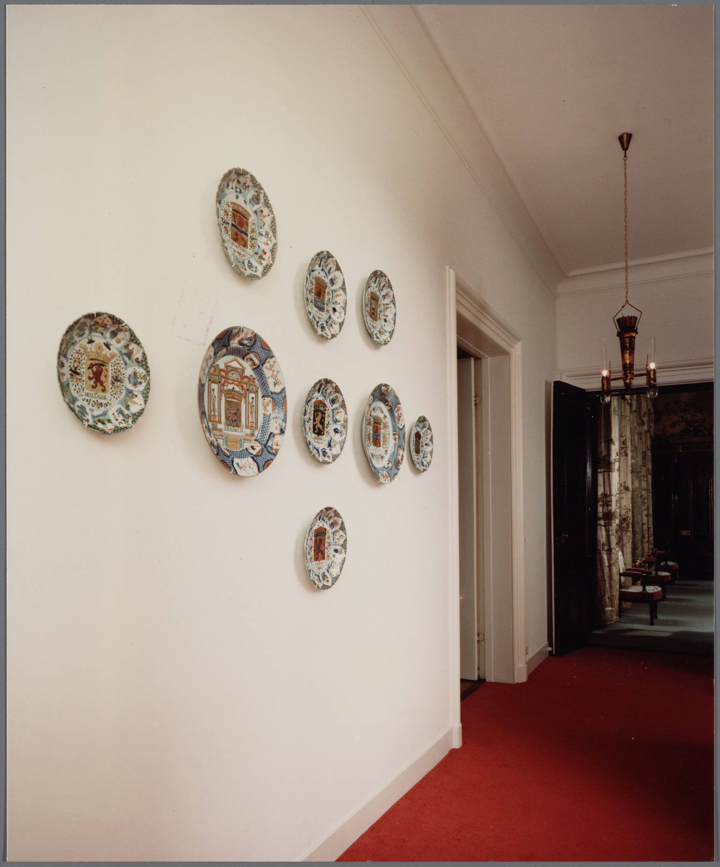 Paleis Huis ten Bosch te Den Haag — In de Haagse vleugel is de gang verfraaid met een serie Chinese wapenborden — Foto: Hofmeester, Bart / RVD. Licentie: Set B: Rechtenvrij / Publiek Domein. Bron: Nationaal Archief. http://hdl.handle.net/10648/afa8a4d2-d0b4-102d-bcf8-003048976d84
