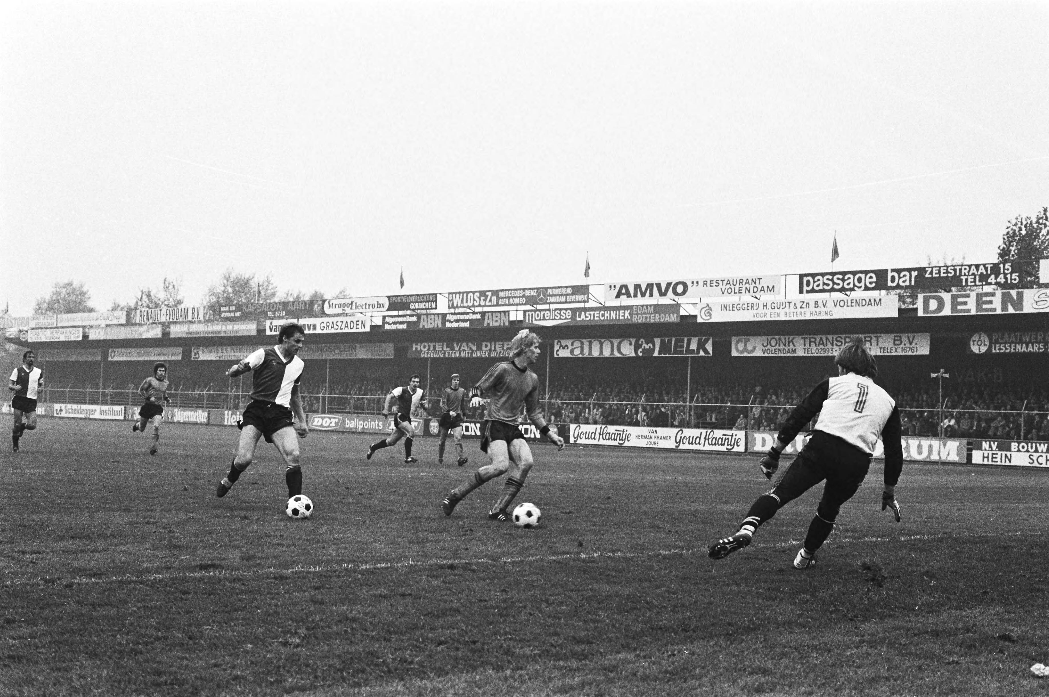 Fotocollectie Anefo — KNVB-beker Volendam tegen Feyenoord 2-1, twee ballen in het spel, Feyenoorder Peter Houtman (l) en Volendamverdediger Gruyt — Foto: Verhoeff, Bert / Anefo. Licentie: Set B: Rechtenvrij / Publiek Domein. Bron: Nationaal Archief. http://hdl.handle.net/10648/acbdb82a-d0b4-102d-bcf8-003048976d84
