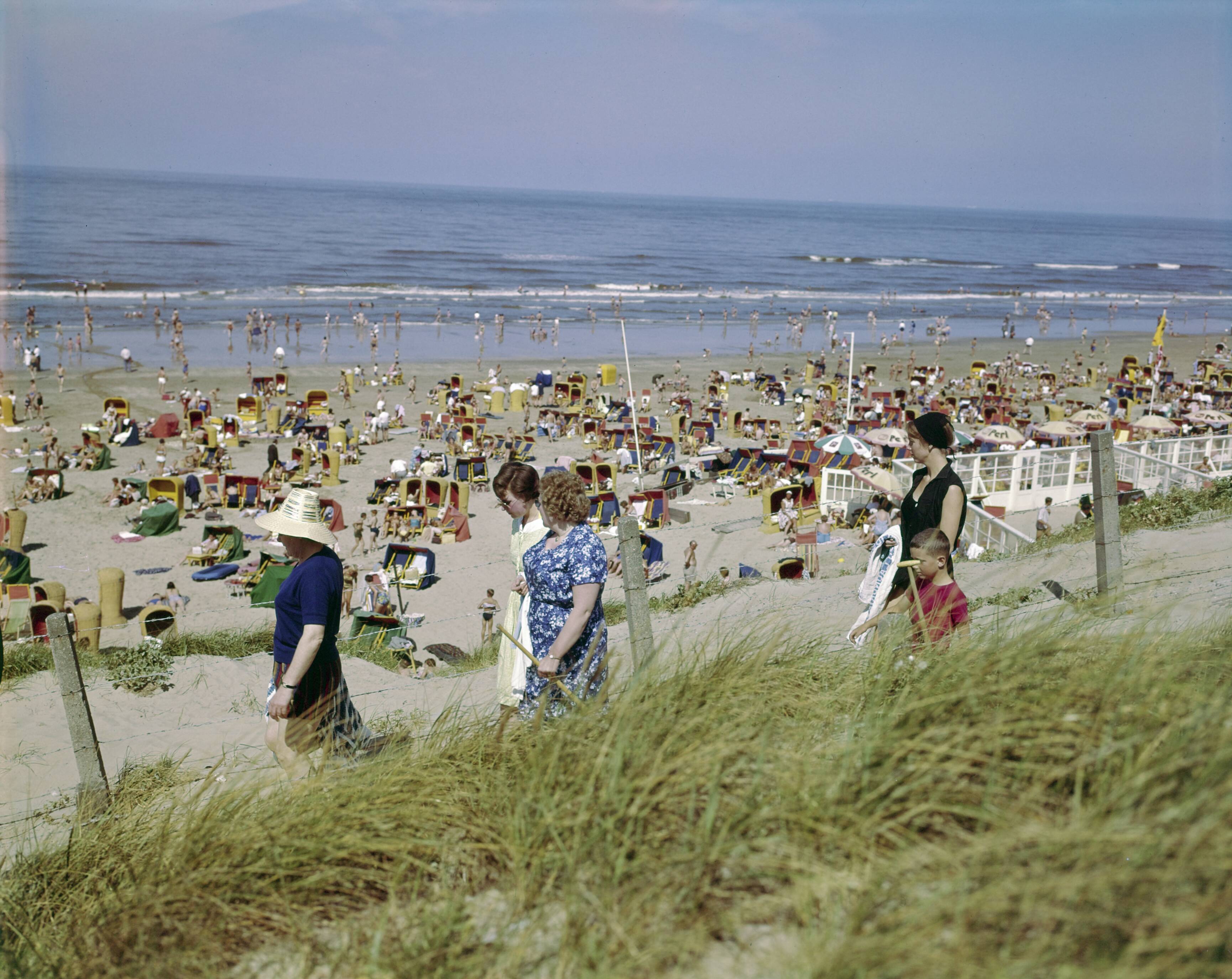 Fotocollectie Anefo — [Strand van Zandvoort] — Foto: Fotograaf Onbekend / Anefo. Licentie: Set B: Rechtenvrij / Publiek Domein. Bron: Nationaal Archief. http://hdl.handle.net/10648/ad8c2dea-d0b4-102d-bcf8-003048976d84