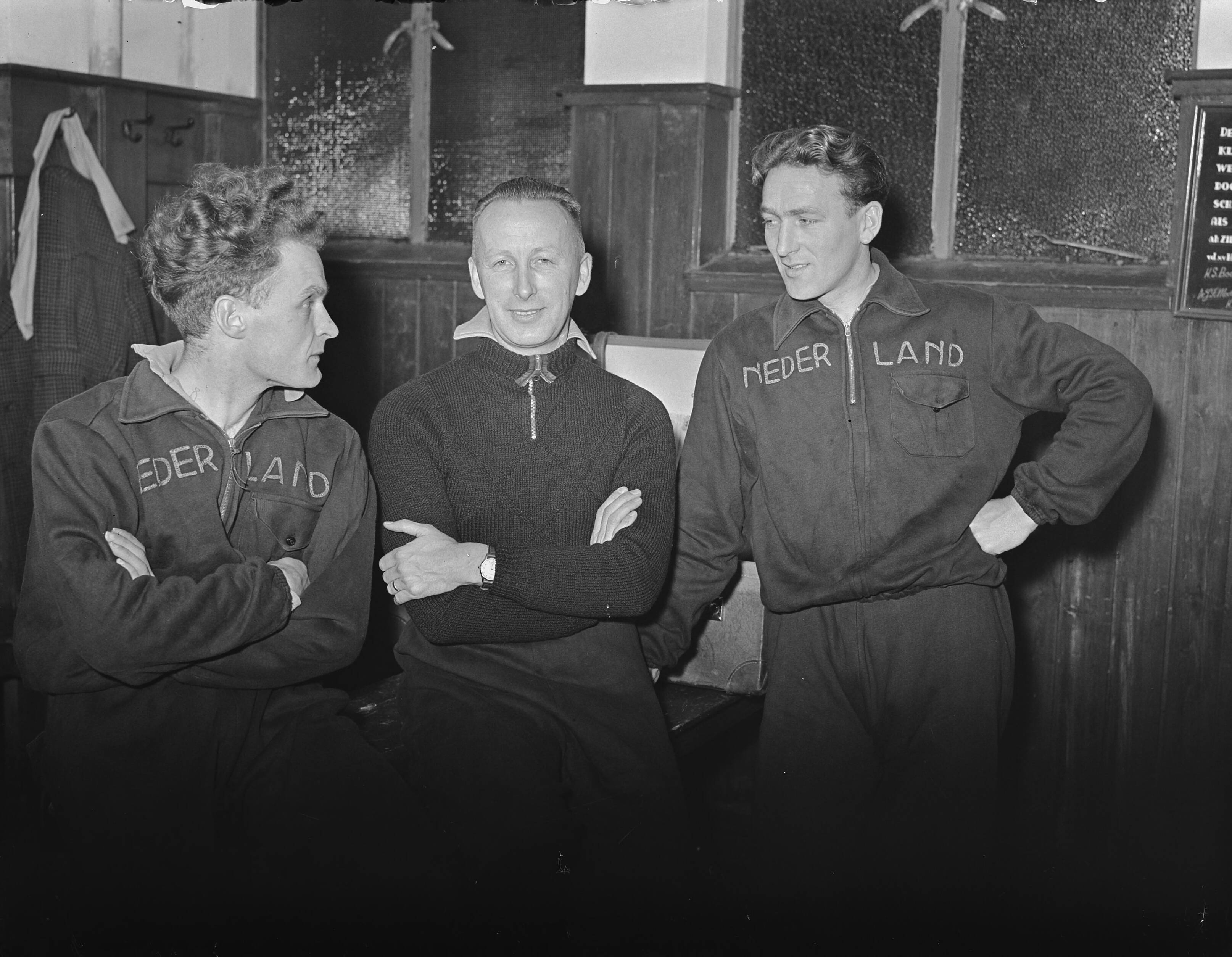 Fotocollectie Anefo — Training Nederlands Elftal in Olympisch Stadion te Amsterdam. Vln.r Piet Groeneveld (Haarlem), bondscoach Jaap van der Leck en Louis Biesbrouck (RCH) — Foto: Pot, Harry / Anefo. Licentie: Set B: Rechtenvrij / Publiek Domein. Bron: Nationaal Archief. http://hdl.handle.net/10648/a8e4dd64-d0b4-102d-bcf8-003048976d84