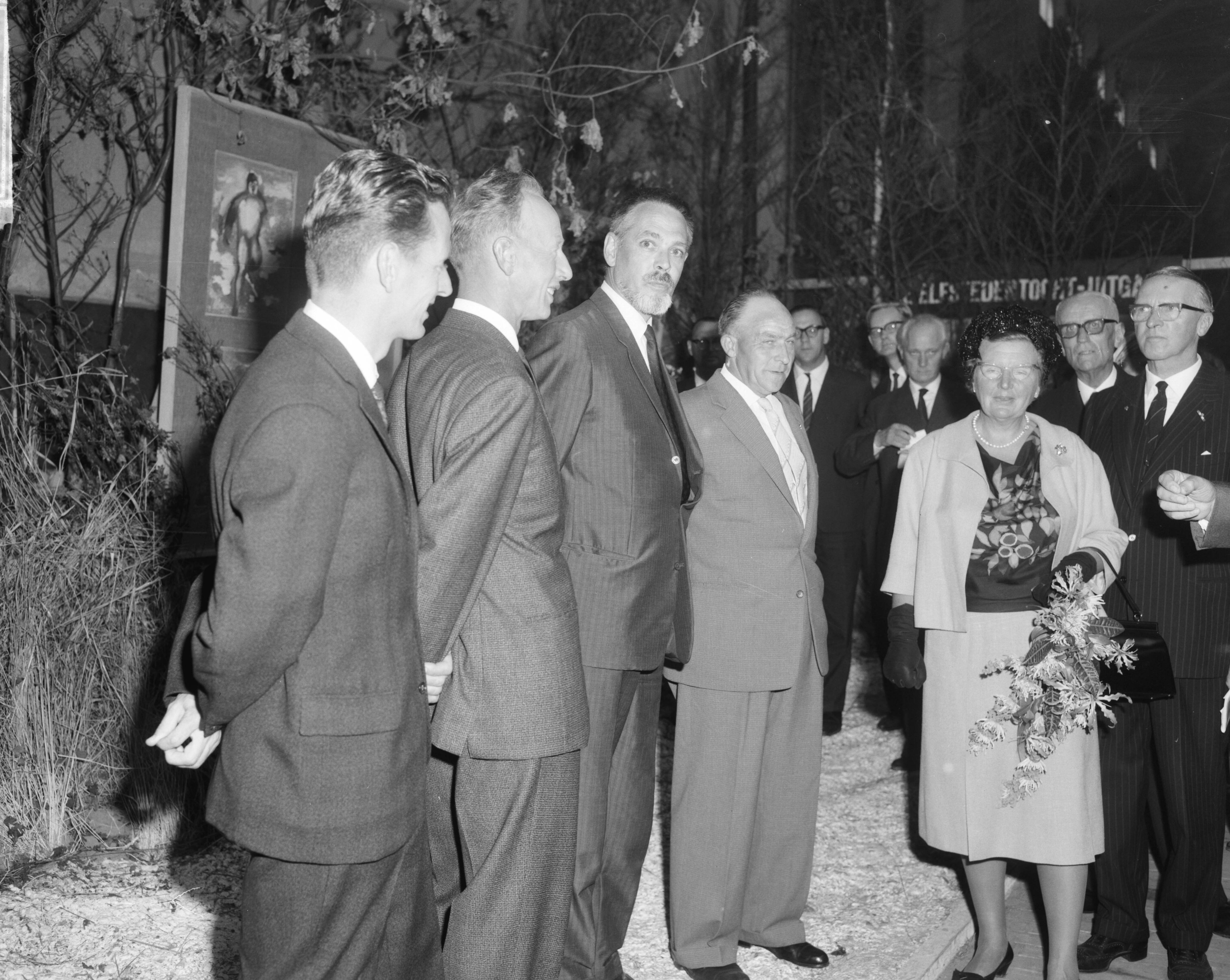 Fotocollectie Anefo — Koningin Juliana bracht een bezoek aan de tentoonstelling "Frisiana" te Leeuwarden. De koningin wordt voorgesteld aan een reeks Elfstedenwinnaars vlnr. Jeen van den Berg (winnaar 1954), Sipke Castelein (gedeeld winnaar 1933), tekenaar Kees Bantzinger wiens Elfstedentekeningen worden geëxposeerd, en Auka Adema (gedeeld winnaar 1940, winnaar 1941). — Foto: Bilsen, Joop van / Anefo. Licentie: Set B: Rechtenvrij / Publiek Domein. Bron: Nationaal Archief. http://hdl.handle.net/10648/aa45e95a-d0b4-102d-bcf8-003048976d84