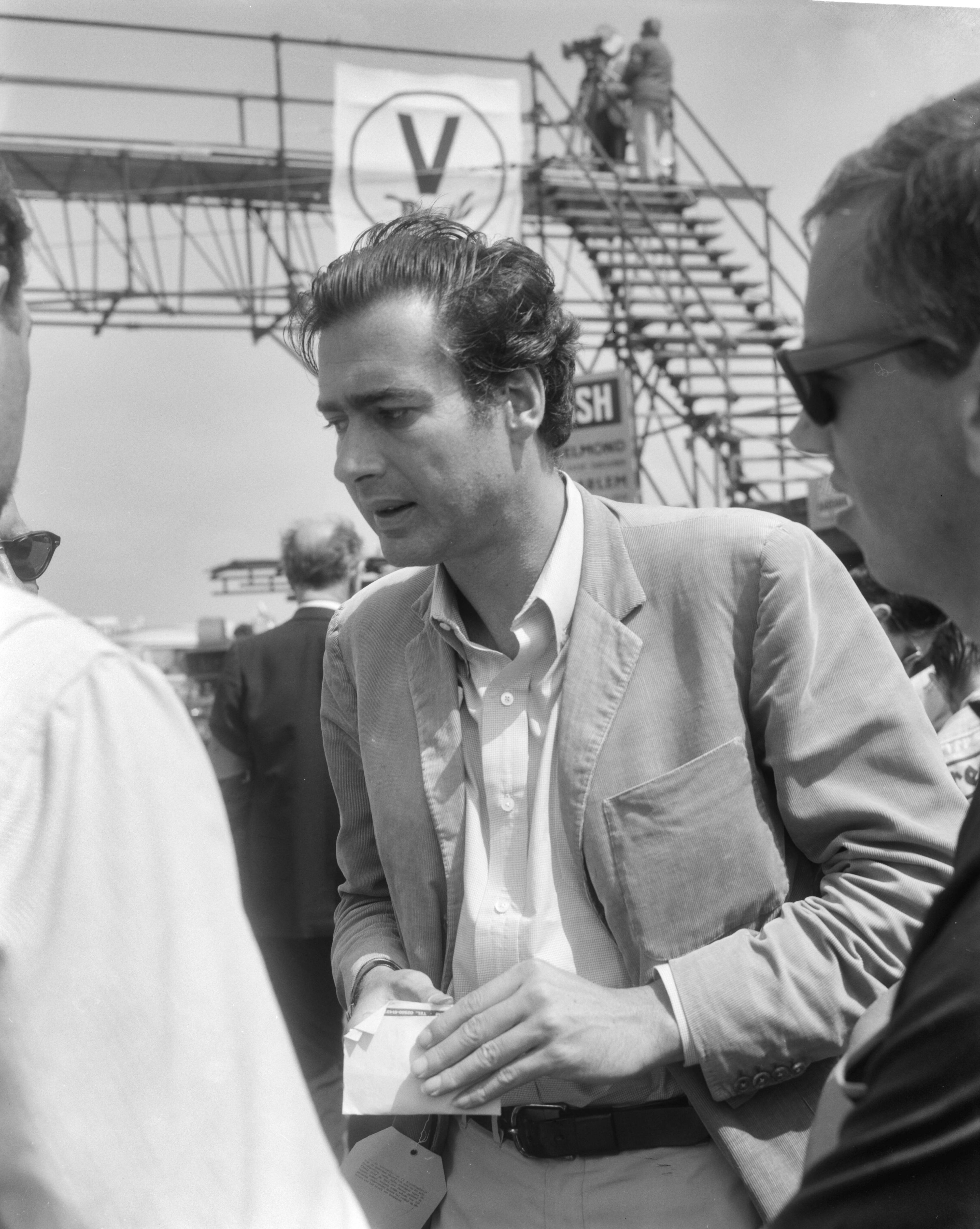 Fotocollectie Anefo — Cineramafilm "Grand Prix", filmopnames op het circuit van Zandvoort, regisseur John Frankenheimer — Foto: Bilsen, Joop van / Anefo. Licentie: Set B: Rechtenvrij / Publiek Domein. Bron: Nationaal Archief. http://hdl.handle.net/10648/aaf3c188-d0b4-102d-bcf8-003048976d84
