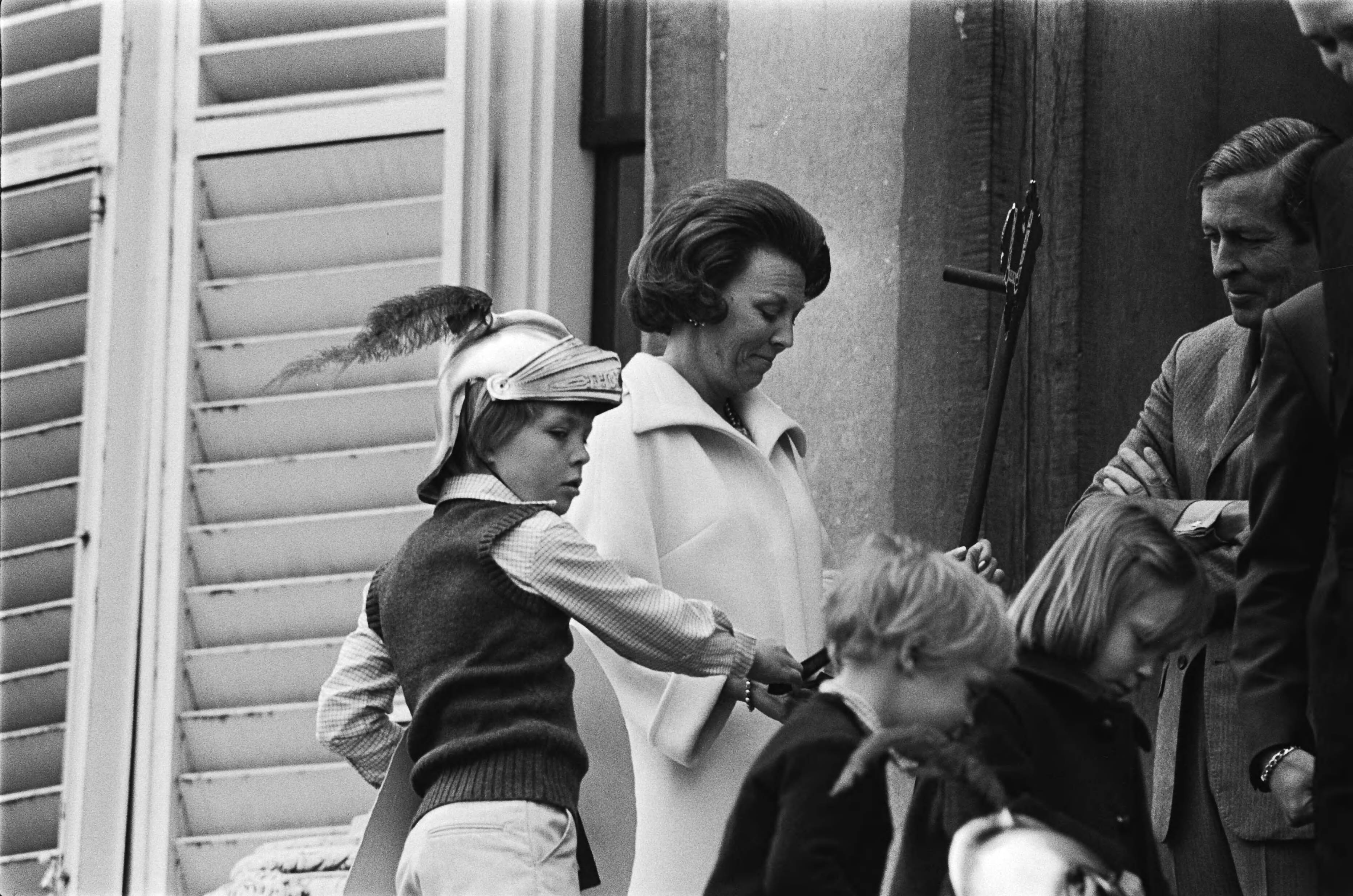 Fotocollectie Anefo — Defile Soestdijk 78 — Foto: Verhoeff, Bert / Anefo. Licentie: Set B: Rechtenvrij / Publiek Domein. Bron: Nationaal Archief. http://hdl.handle.net/10648/acb1ac9c-d0b4-102d-bcf8-003048976d84