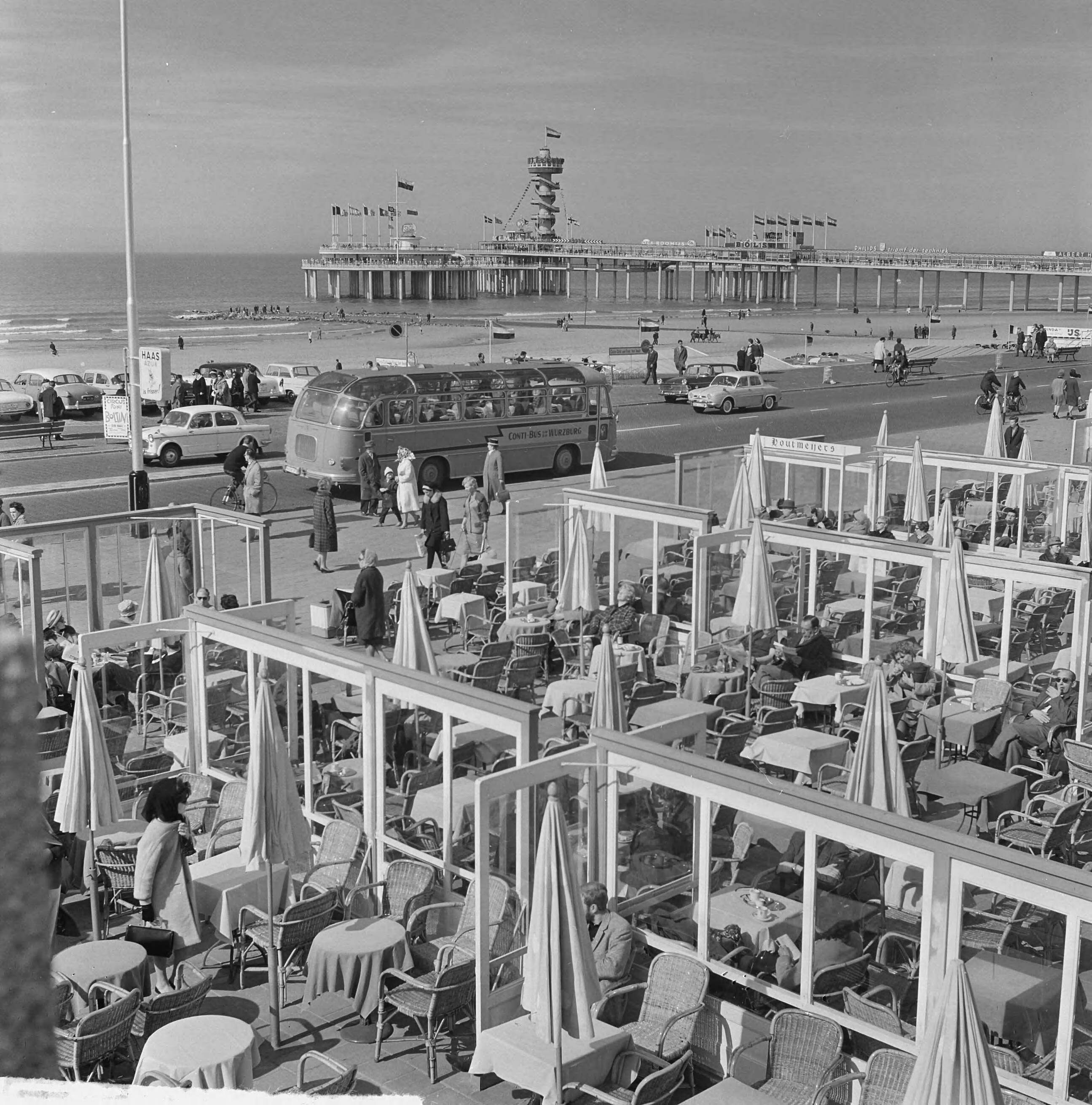 Fotocollectie Anefo — Boulevard te Scheveningen — Foto: Koch, Eric / Anefo. Licentie: Set B: Rechtenvrij / Publiek Domein. Bron: Nationaal Archief. http://hdl.handle.net/10648/aa3261a0-d0b4-102d-bcf8-003048976d84