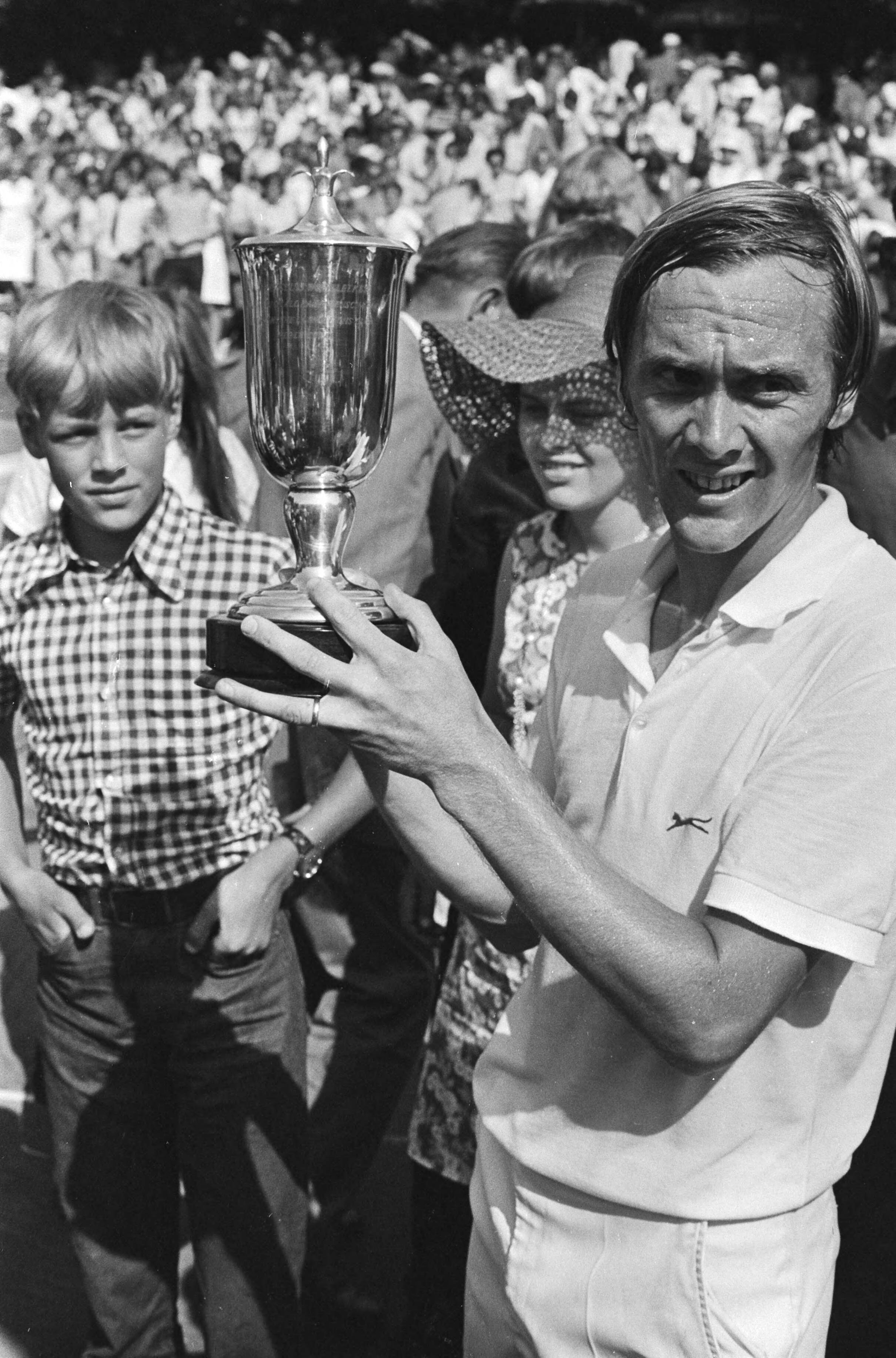 Fotocollectie Anefo — Internationale tenniskampioenschappen te Hilversum, Gerald Battrick met beker — Foto: Punt, W. / Anefo. Licentie: Set B: Rechtenvrij / Publiek Domein. Bron: Nationaal Archief. http://hdl.handle.net/10648/abc874f0-d0b4-102d-bcf8-003048976d84