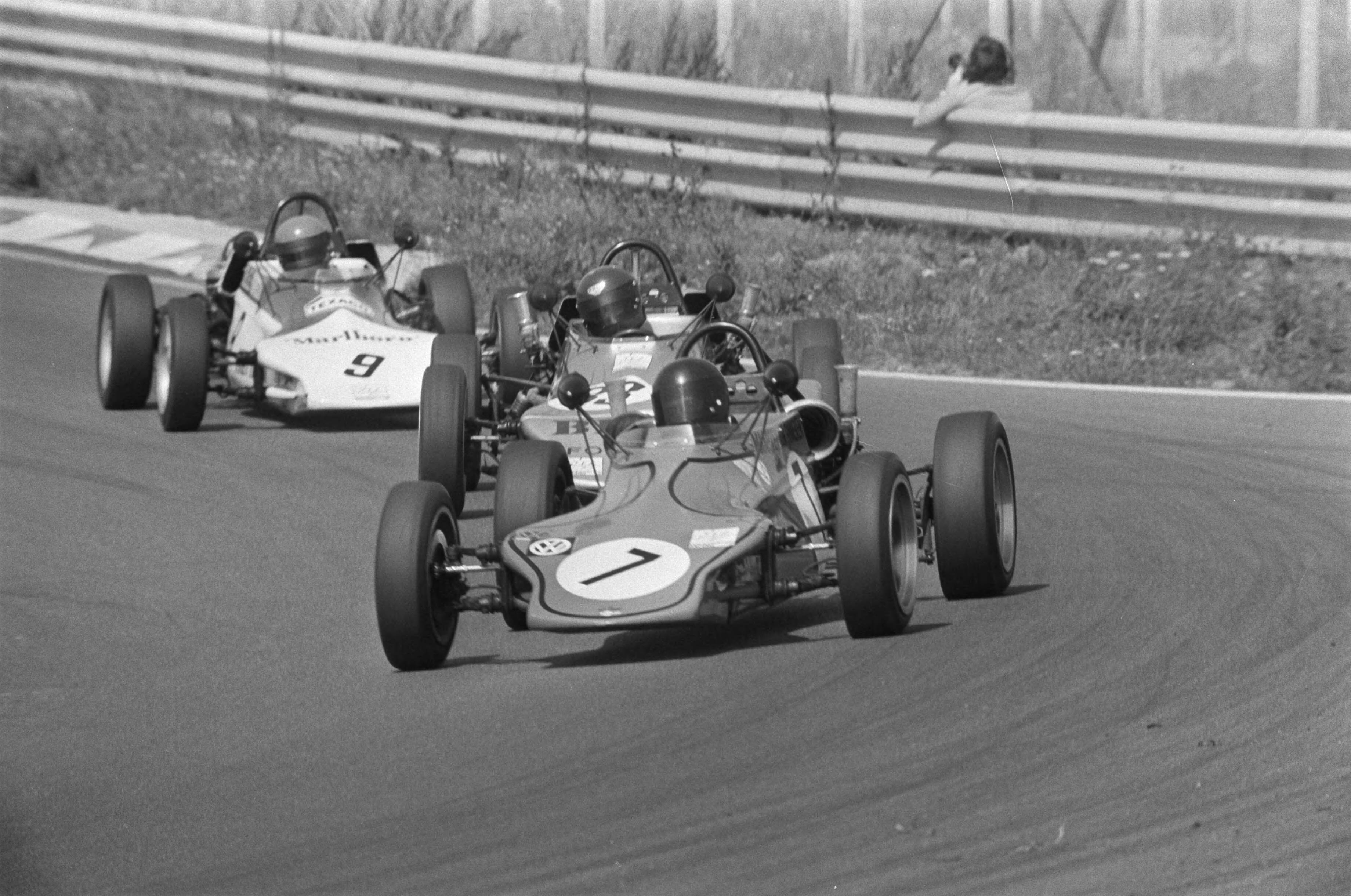 Fotocollectie Anefo — Formule Vee 1300 op Zandvoort; Maarten van Ginneken aan kop (7) achter hem Steenbergen (33) en Jelle Hingst (9) — Foto: Mieremet, Rob / Anefo. Licentie: Set B: Rechtenvrij / Publiek Domein. Bron: Nationaal Archief. http://hdl.handle.net/10648/ac50d7b4-d0b4-102d-bcf8-003048976d84
