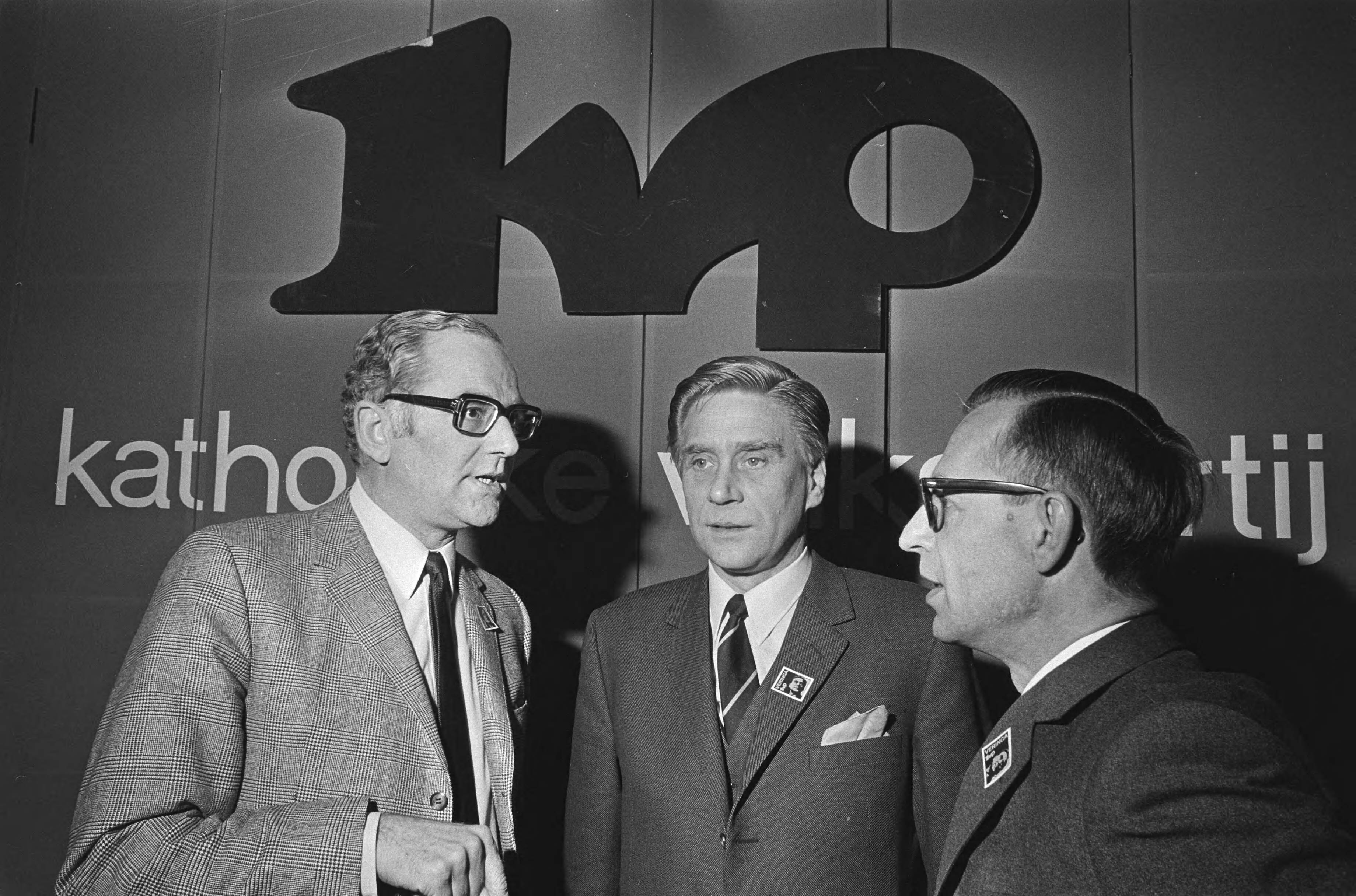 Partijraad van de KVP in Turfschip Breda over samenwerking met de VVD — Links Fons van der Stee, rechts van hem Gerard Veringa — Foto: Fotograaf Onbekend / Anefo. Licentie: Set B: Rechtenvrij / Publiek Domein. Bron: Nationaal Archief. http://hdl.handle.net/10648/abb9039e-d0b4-102d-bcf8-003048976d84