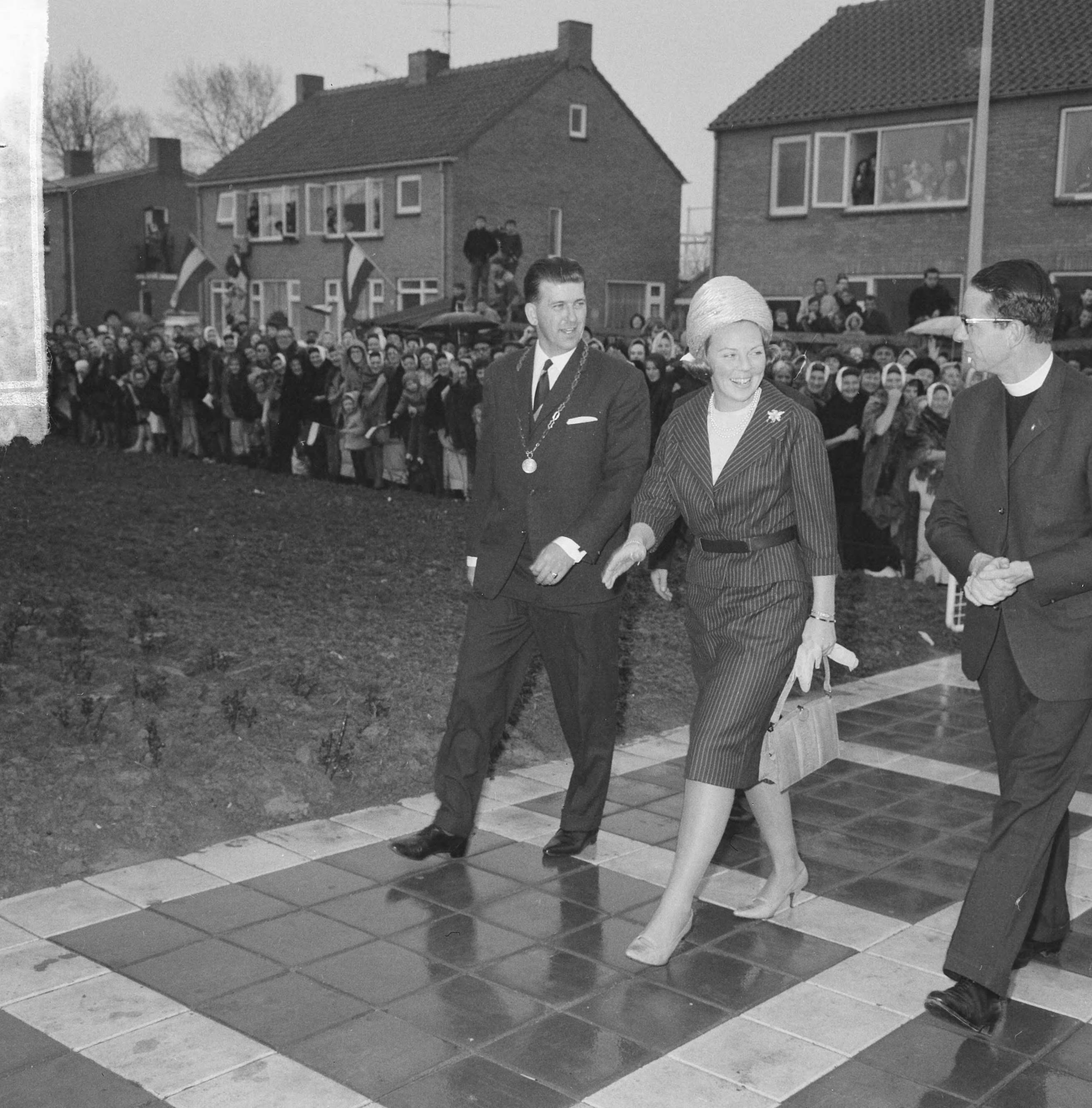 Fotocollectie Anefo — Prinses Beatrix was aanwezig bij de eerste steenlegging voor het jongerenontmoetingscentrum "Het Zilveren Schor" nabij Arnemuiden. Aankomst prinses Beatrix. Links naast haar burgemeester A. Hack, rechts de voorzitter van de Stichting Zilveren Jeugdcentra, pater W.A.M. Alting von Geusau — Foto: Nijs, Jac. de / Anefo. Licentie: Set B: Rechtenvrij / Publiek Domein. Bron: Nationaal Archief. http://hdl.handle.net/10648/aaa1c6a8-d0b4-102d-bcf8-003048976d84