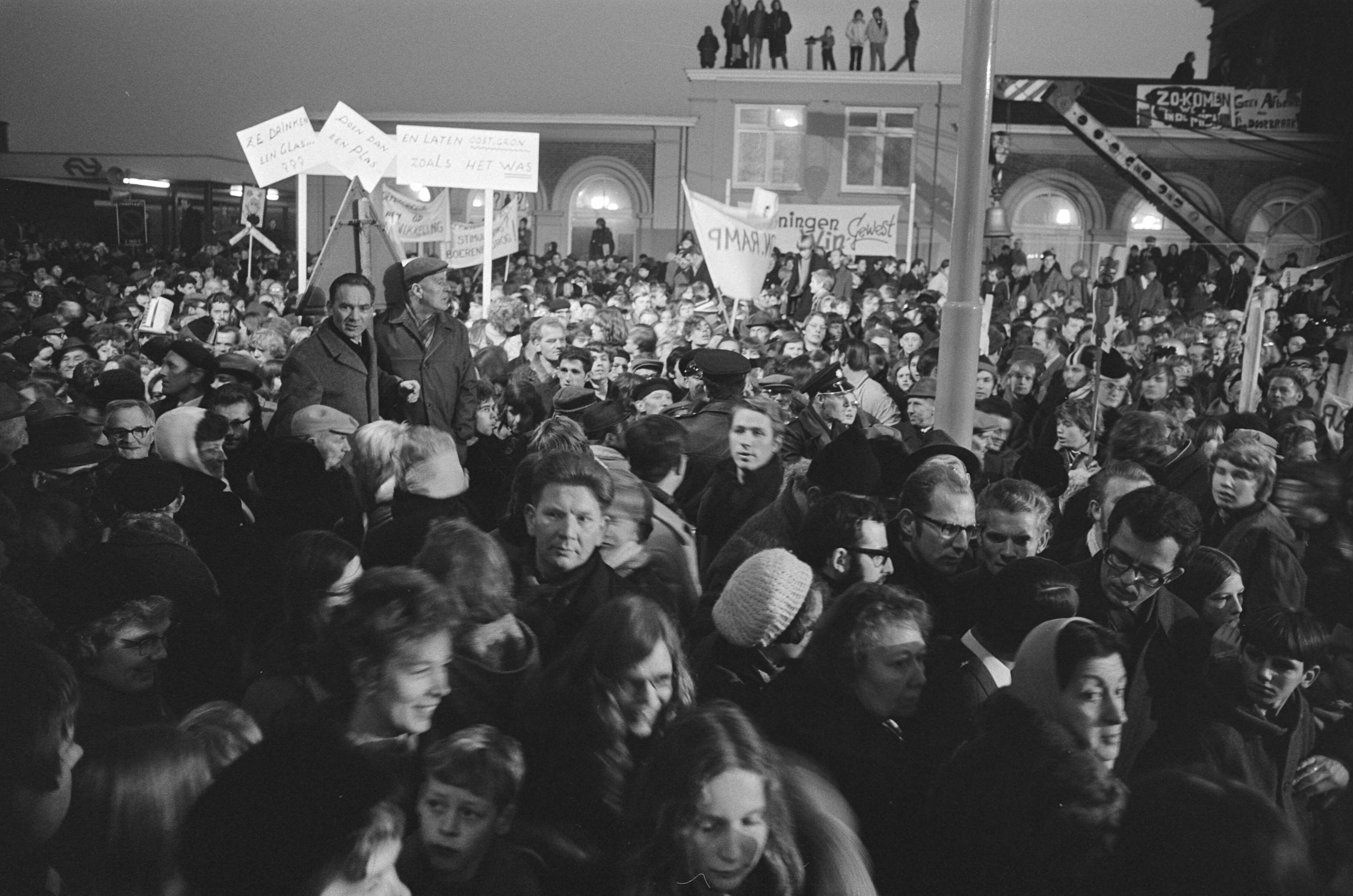 Fotocollectie Anefo — Actie "Noodklok Oost-Groningen". 28 Kamerleden in Winschoten, Oost-Groningen, voor slecht economische situatie — Foto: Verhoeff, Bert / Anefo. Licentie: Set B: Rechtenvrij / Publiek Domein. Bron: Nationaal Archief. http://hdl.handle.net/10648/abb0224c-d0b4-102d-bcf8-003048976d84