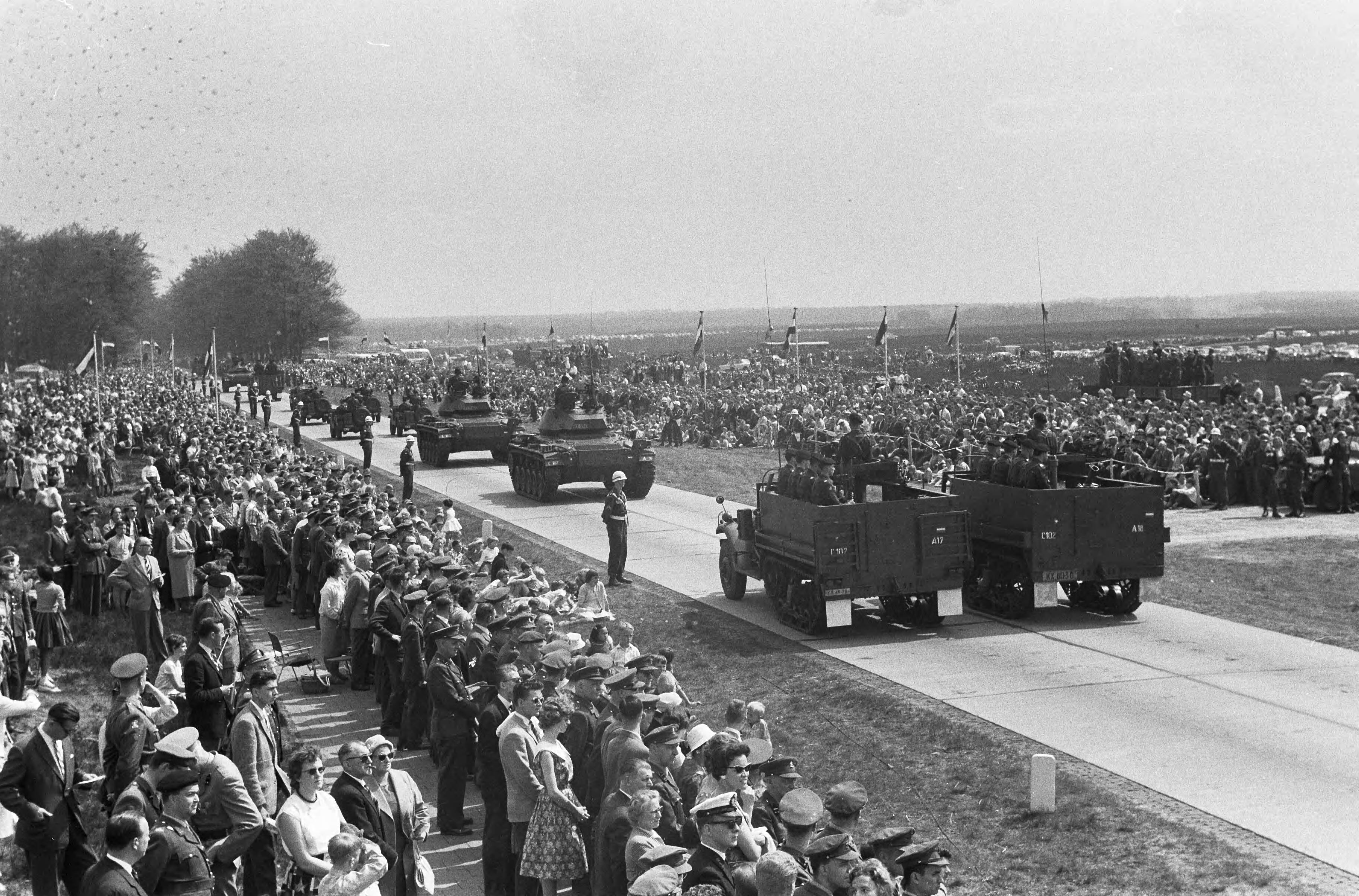 Fotocollectie Anefo — Militaire parade bij Ede voor koningin Juliana en prins Bernhard — Foto: Pot, Harry / Anefo. Licentie: Set B: Rechtenvrij / Publiek Domein. Bron: Nationaal Archief. http://hdl.handle.net/10648/a9ae03b0-d0b4-102d-bcf8-003048976d84