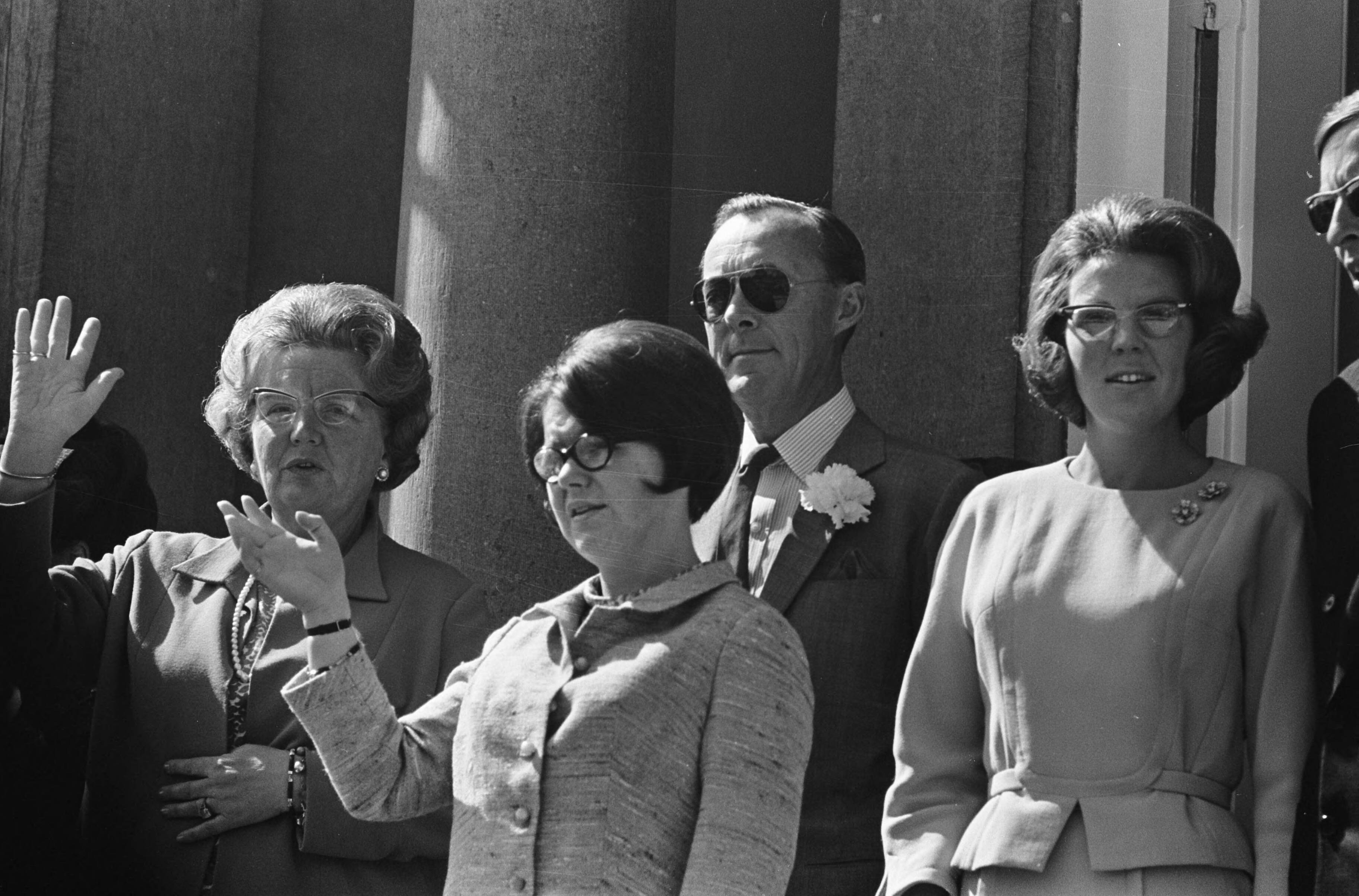 Fotocollectie Anefo — Koninginnedag, defilee op Soestdijk, Koningin Juliana , prins Bernhard , prinses Beatrix en prinses Christina — Foto: Kroon, Ron / Anefo. Licentie: Set B: Rechtenvrij / Publiek Domein. Bron: Nationaal Archief. http://hdl.handle.net/10648/aae7e12e-d0b4-102d-bcf8-003048976d84