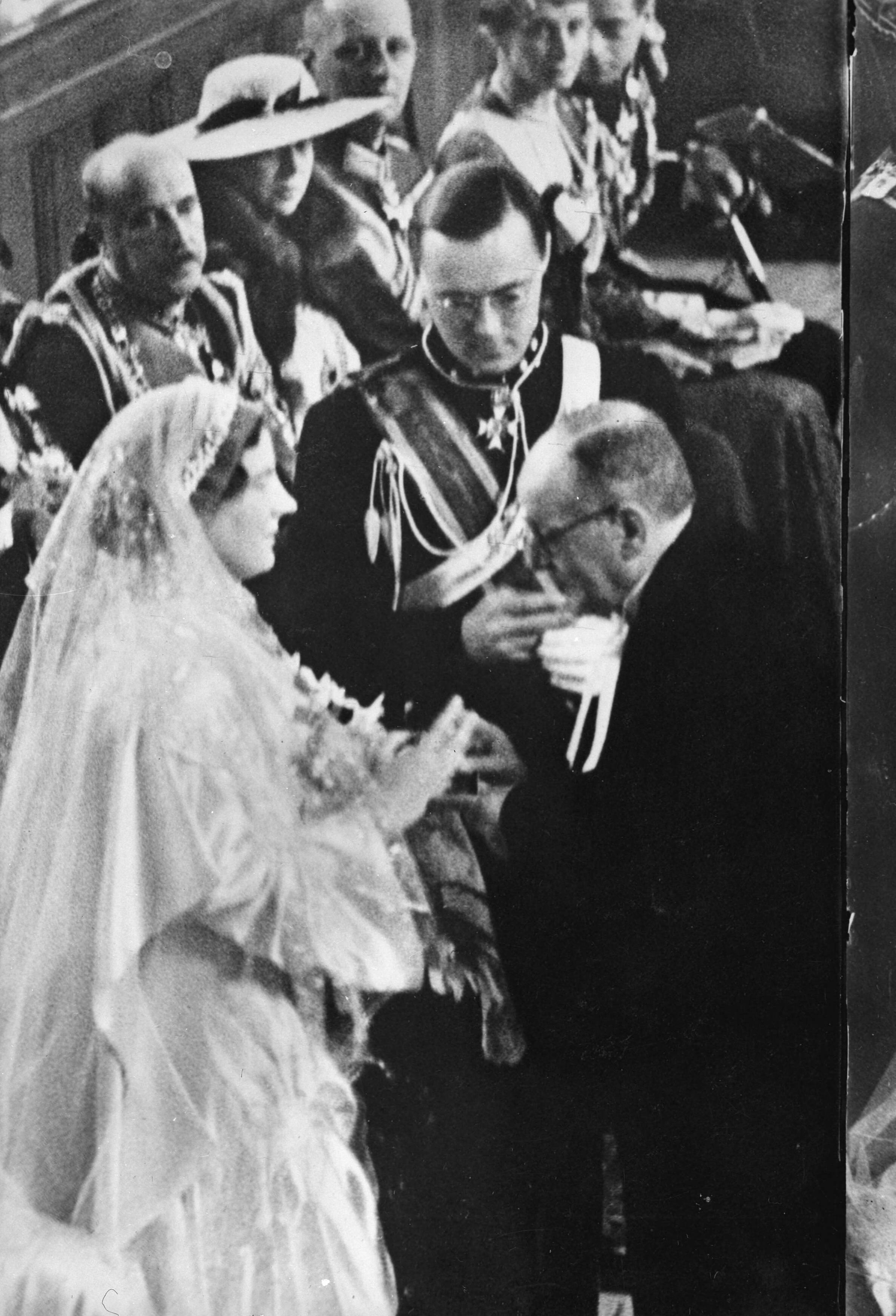 Fotocollectie RVD / Koninklijk Huis — Huwelijk prinses Juliana en prins Bernhard in de Grote of st. Jacobskerk in Den Haag, donderdag 7 januari 1937 — Foto: Rousel (repro) / RVD. Licentie: Set B: Rechtenvrij / Publiek Domein. Bron: Nationaal Archief. http://hdl.handle.net/10648/afb5dbd4-d0b4-102d-bcf8-003048976d84
