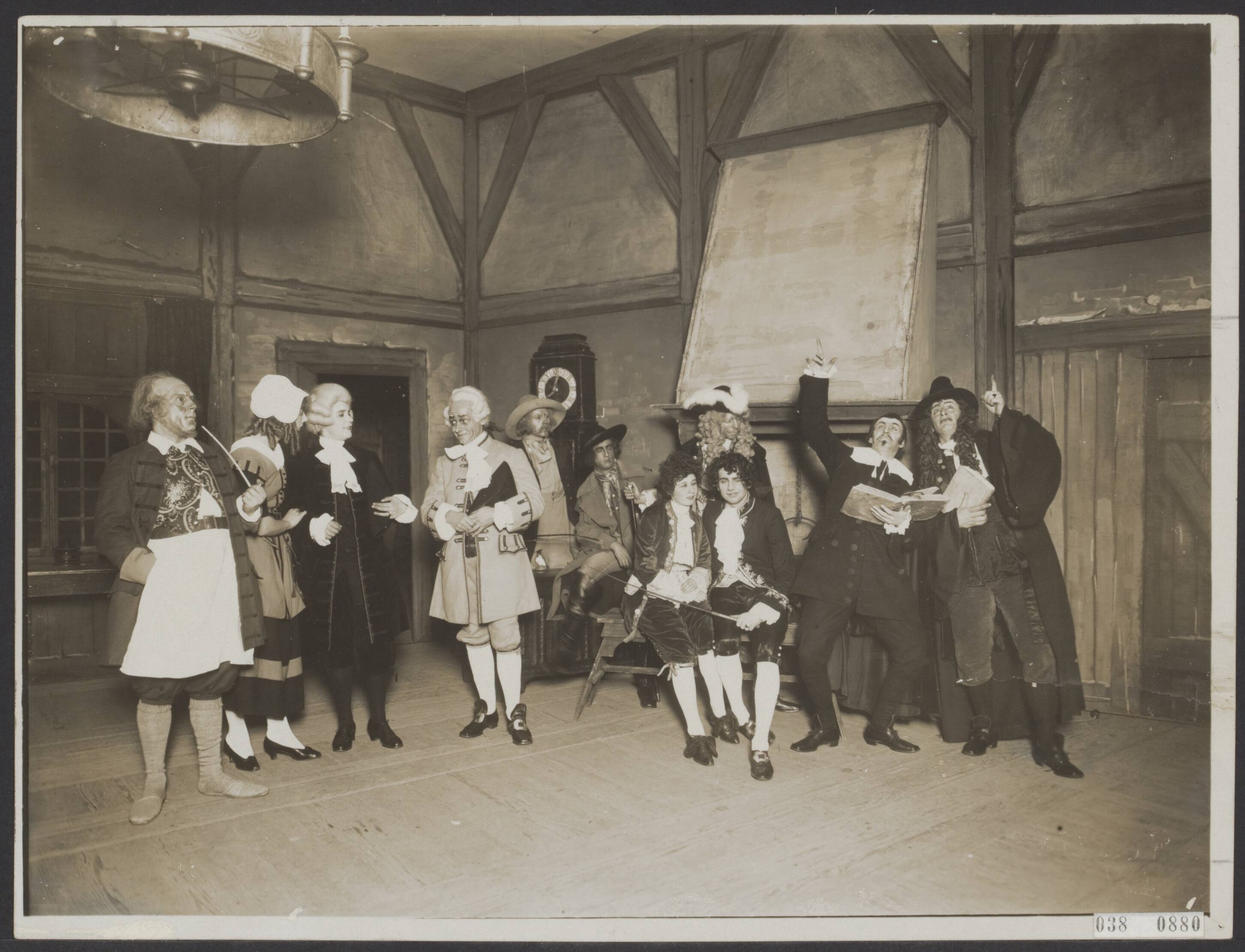 Fotocollectie Elsevier Binnenland — Opvoering van het toneelstuk "De Wiskunstenaar" door de Amsterdamse Studenten Toneelvereniging — Foto: N.V. Vereenigde Fotobureaux. Licentie: Set B: Rechtenvrij / Publiek Domein. Bron: Nationaal Archief. http://hdl.handle.net/10648/adf2bbaa-d0b4-102d-bcf8-003048976d84