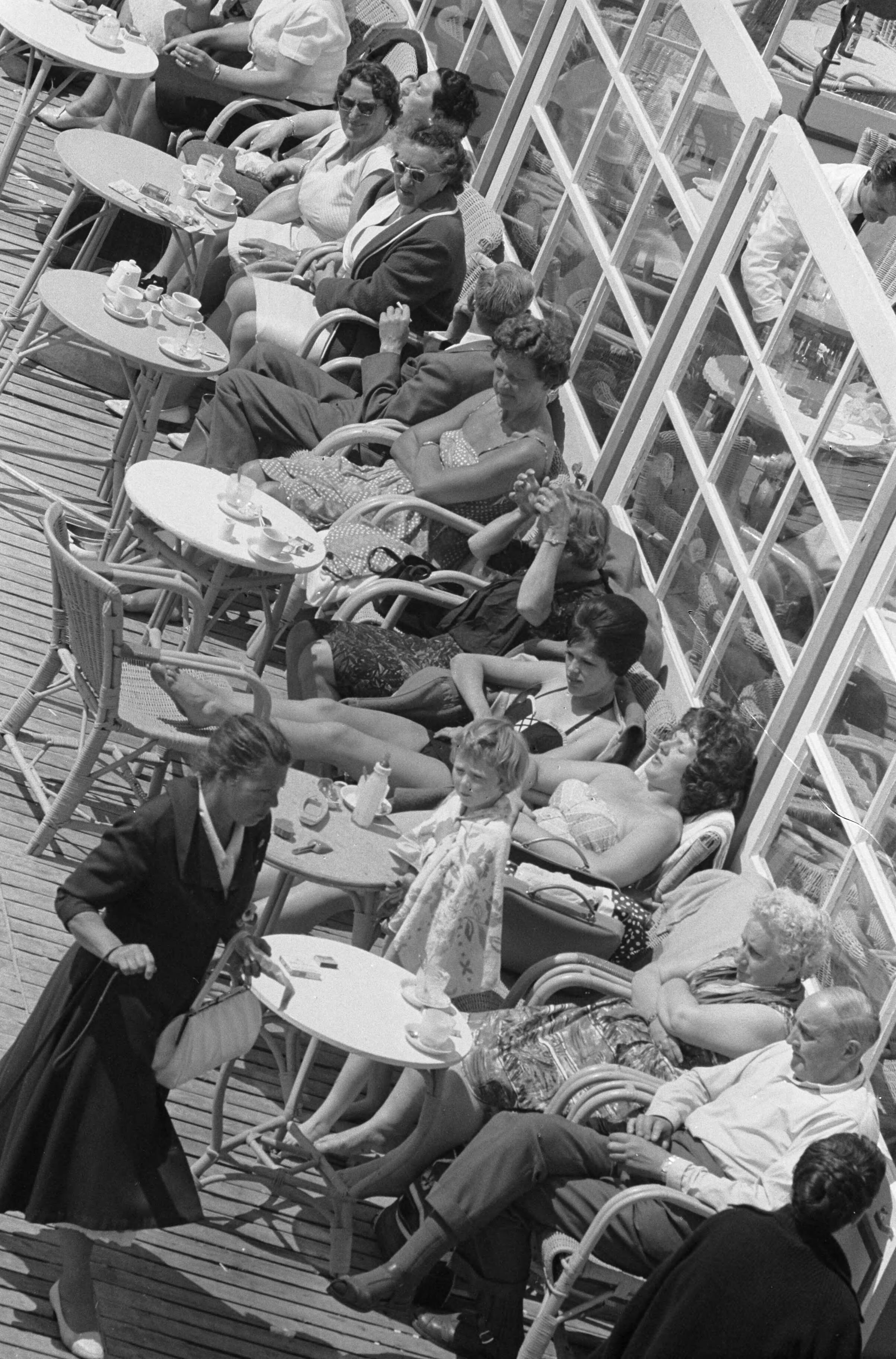 Fotocollectie Anefo — Strand Zandvoort. Terras van strandpaviljoen — Foto: Pot, Harry / Anefo. Licentie: Set B: Rechtenvrij / Publiek Domein. Bron: Nationaal Archief. http://hdl.handle.net/10648/aa0b65c8-d0b4-102d-bcf8-003048976d84