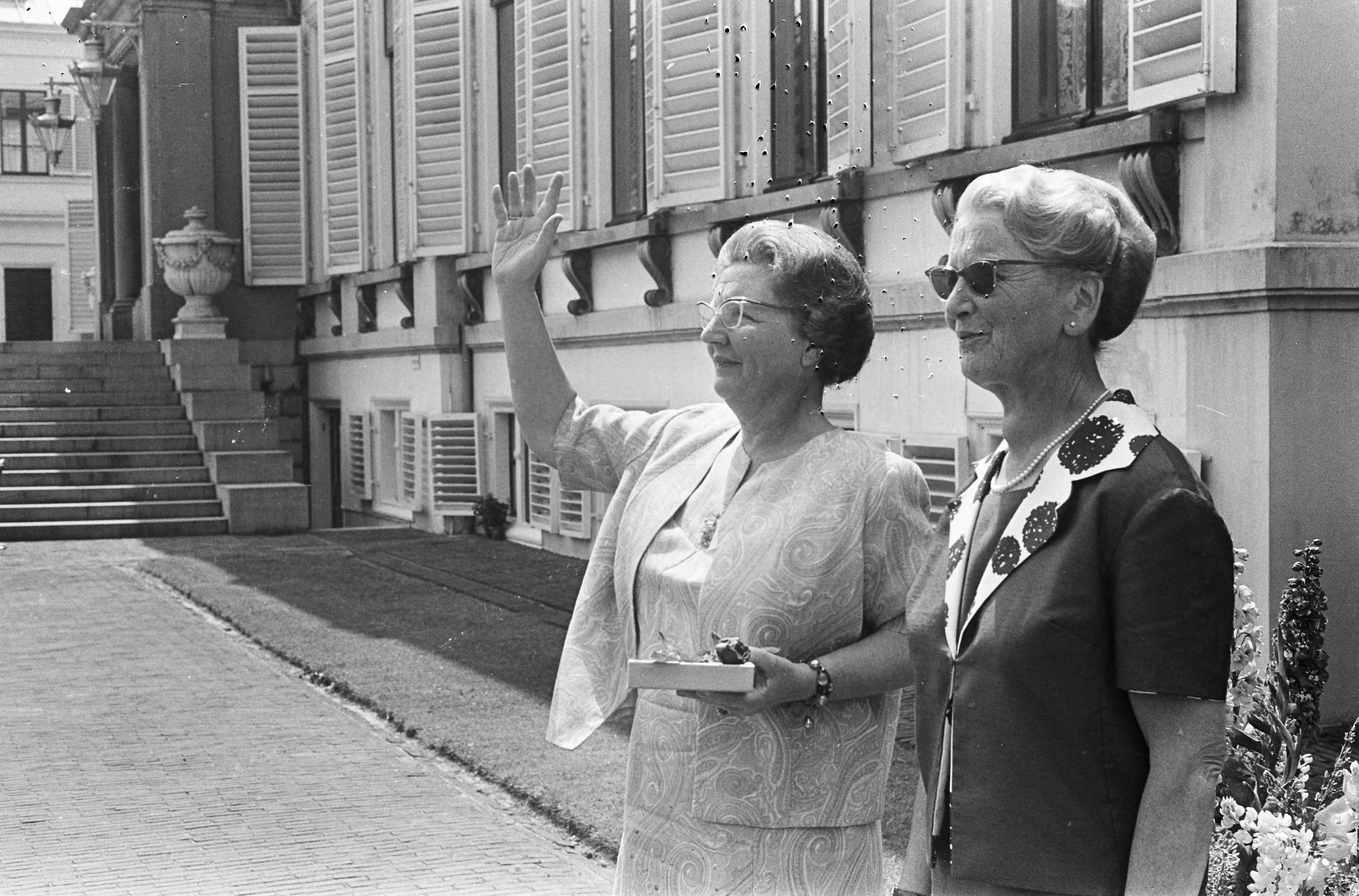 Koningin Juliana ontvangt ouden van dagen op Paleis Soestdijk — De koningin zwaaiend naar de bejaarden — Foto: Fotograaf Onbekend / Anefo. Licentie: Set B: Rechtenvrij / Publiek Domein. Bron: Nationaal Archief. http://hdl.handle.net/10648/ab1c66f6-d0b4-102d-bcf8-003048976d84