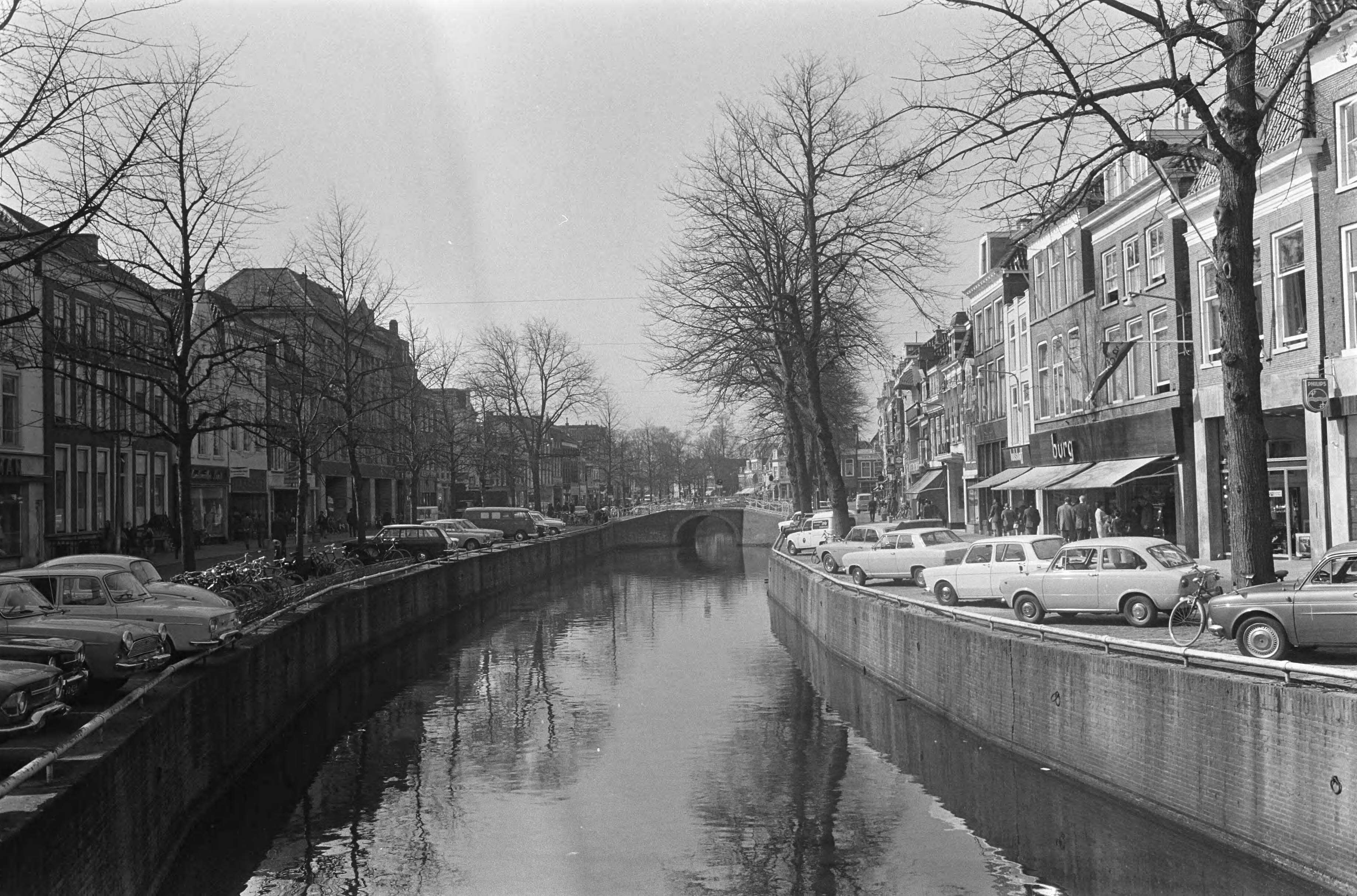 Fotocollectie Anefo — Stadsgezichten Leeuwarden: de Nieuwestad gezien in noordelijke richting — Foto: Koch, Eric / Anefo. Licentie: Set B: Rechtenvrij / Publiek Domein. Bron: Nationaal Archief. http://hdl.handle.net/10648/ab64c978-d0b4-102d-bcf8-003048976d84