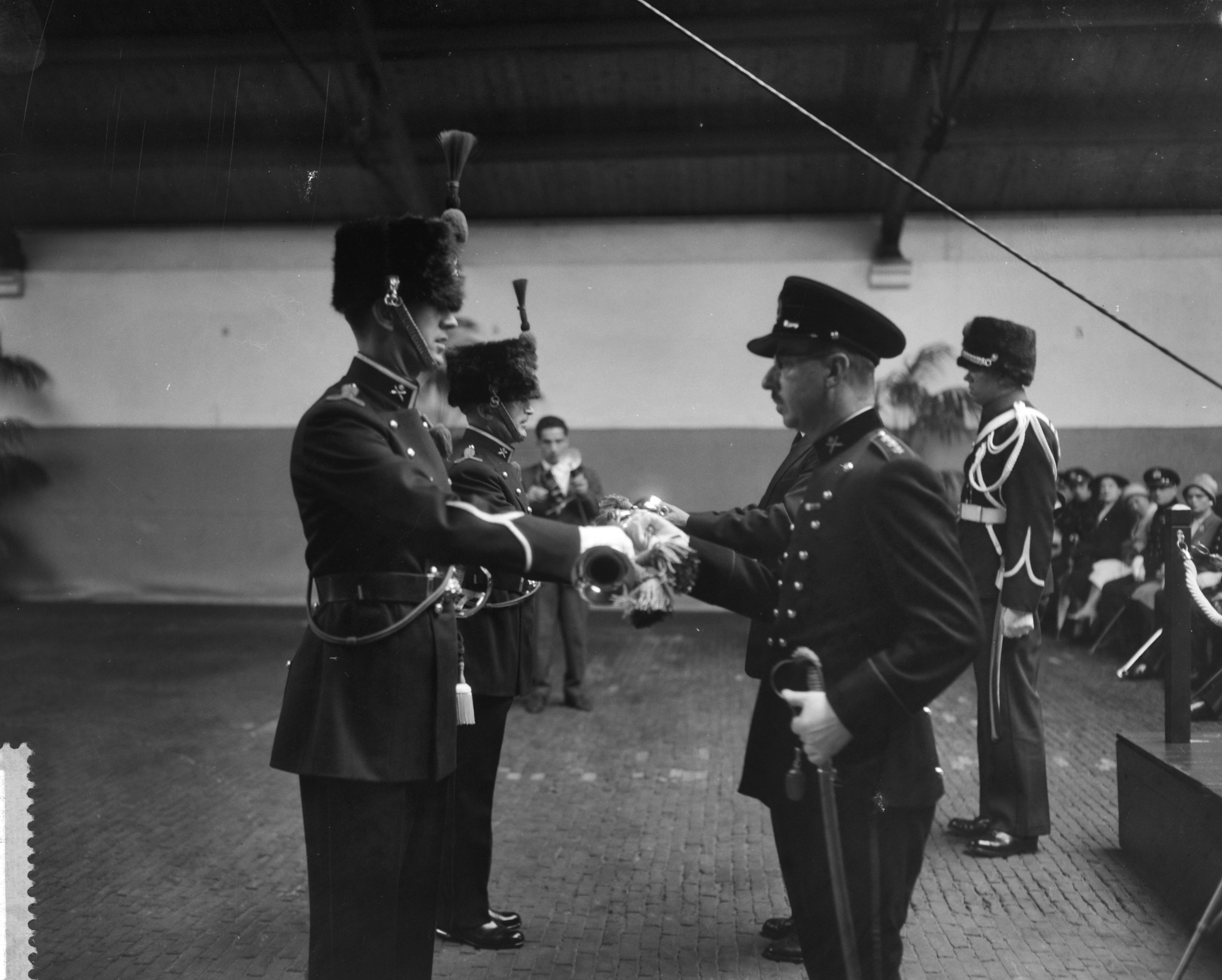 Fotocollectie Anefo — Symbolisch aanbieden van het ceremonieel tenue aan het trompetterkorps der artillerie in de Chassé-kazerne te Breda door de voorzitter van het comité "Muziek Artillerie", I.A. Aler aan de minister van Defensie, ir. S.H. Visser — Foto: Bilsen, Joop van / Anefo. Licentie: Set B: Rechtenvrij / Publiek Domein. Bron: Nationaal Archief. http://hdl.handle.net/10648/a9b666d6-d0b4-102d-bcf8-003048976d84
