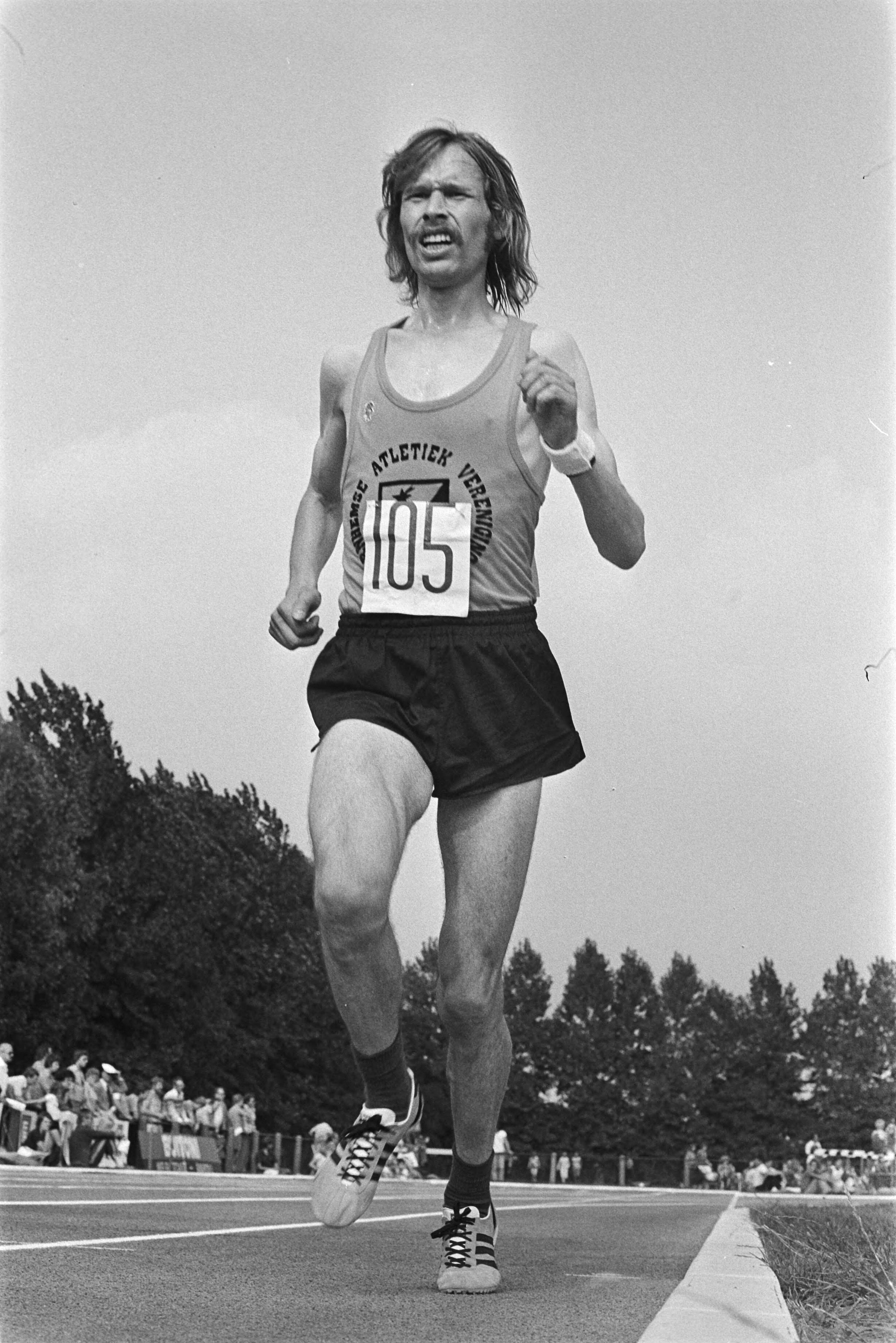 Fotocollectie Anefo — Nederlandse Atletiekkampioenschappen Den Haag , Gerard Terbroke wint tienduizend meter — Foto: Verhoeff, Bert / Anefo. Licentie: Set B: Rechtenvrij / Publiek Domein. Bron: Nationaal Archief. http://hdl.handle.net/10648/ac8a0d2c-d0b4-102d-bcf8-003048976d84