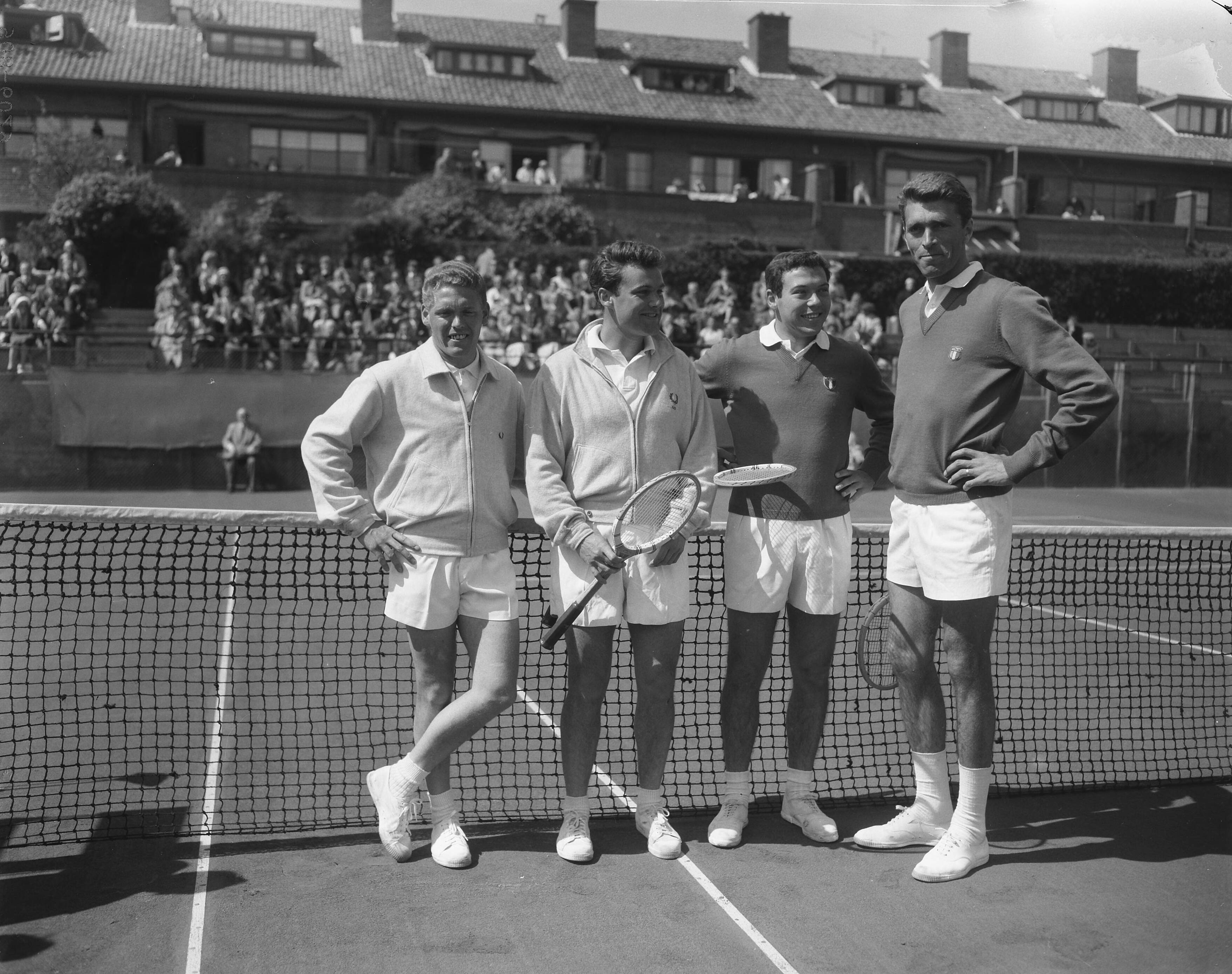 Fotocollectie Anefo — Tennis. Davis-Cup. Nederland tegen Italië (0-5). Vlnr. Fred Dehnert, Hans van Dalsum, Giuseppe Merlo en Orlando Sirola — Foto: Bilsen, Joop van / Anefo. Licentie: Set B: Rechtenvrij / Publiek Domein. Bron: Nationaal Archief. http://hdl.handle.net/10648/a95fe41e-d0b4-102d-bcf8-003048976d84