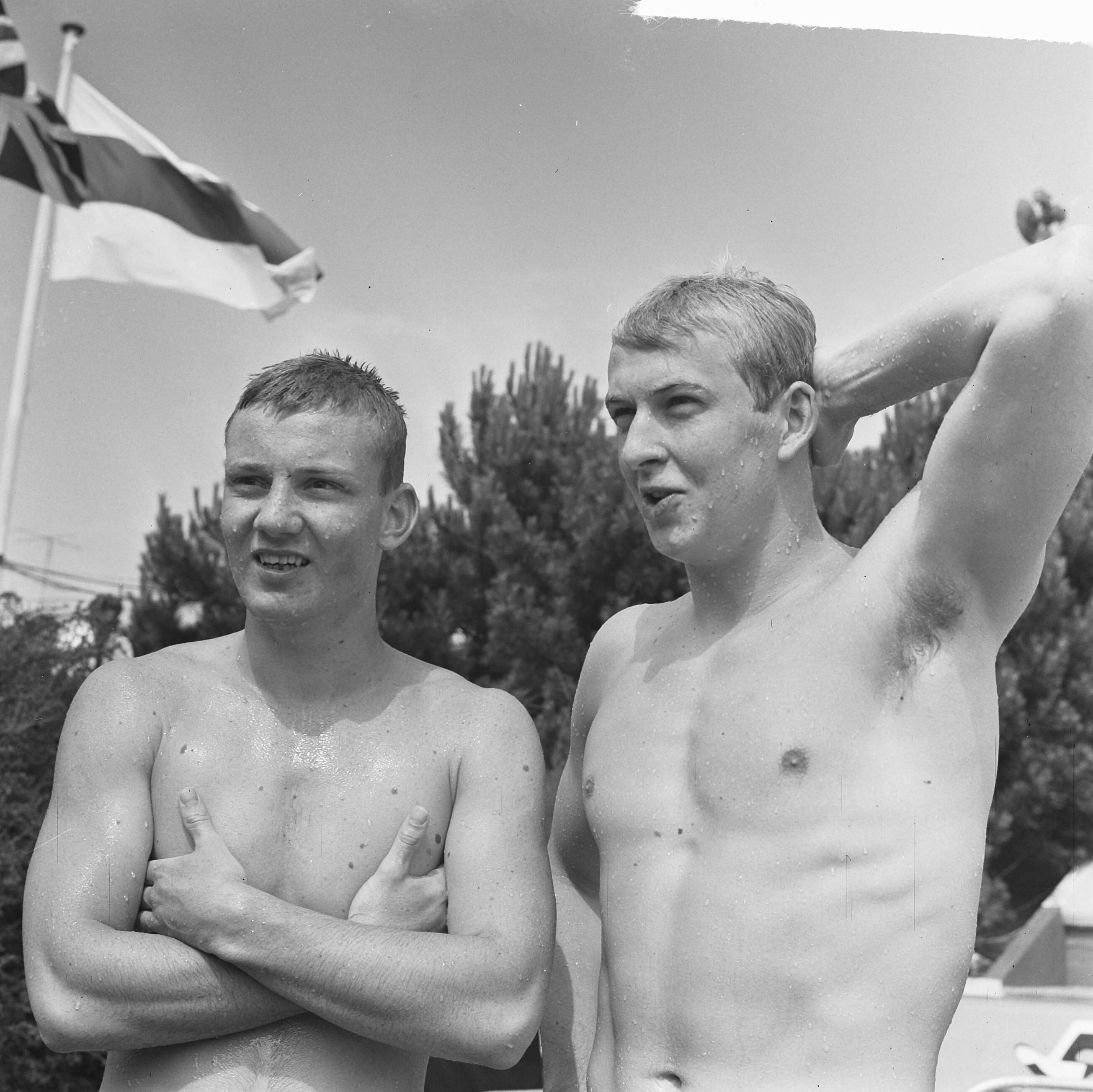 Fotocollectie Anefo — Zweminterland Nederland tegen Engeland te Groningen, Johan Bontekoe (rechts) en Dick Langerhorst (links) — Foto: Koch, Eric / Anefo. Licentie: Set B: Rechtenvrij / Publiek Domein. Bron: Nationaal Archief. http://hdl.handle.net/10648/aa6eeef4-d0b4-102d-bcf8-003048976d84