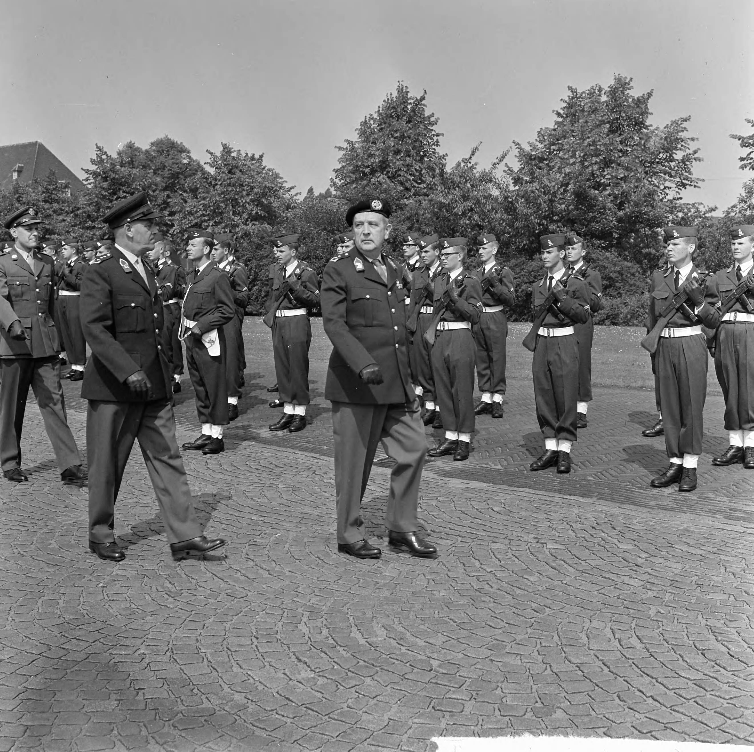 Fotocollectie Anefo — Commando-overdracht K.M.A. te Breda. Inspectie. Links de nieuwe gouverneur, luitenant-generaal A.V. van den Wall Bake, rechts de scheidende commandant, generaal-majoor W.C.H. van Reede — Foto: Koch, Eric / Anefo. Licentie: Set B: Rechtenvrij / Publiek Domein. Bron: Nationaal Archief. http://hdl.handle.net/10648/aa72123c-d0b4-102d-bcf8-003048976d84